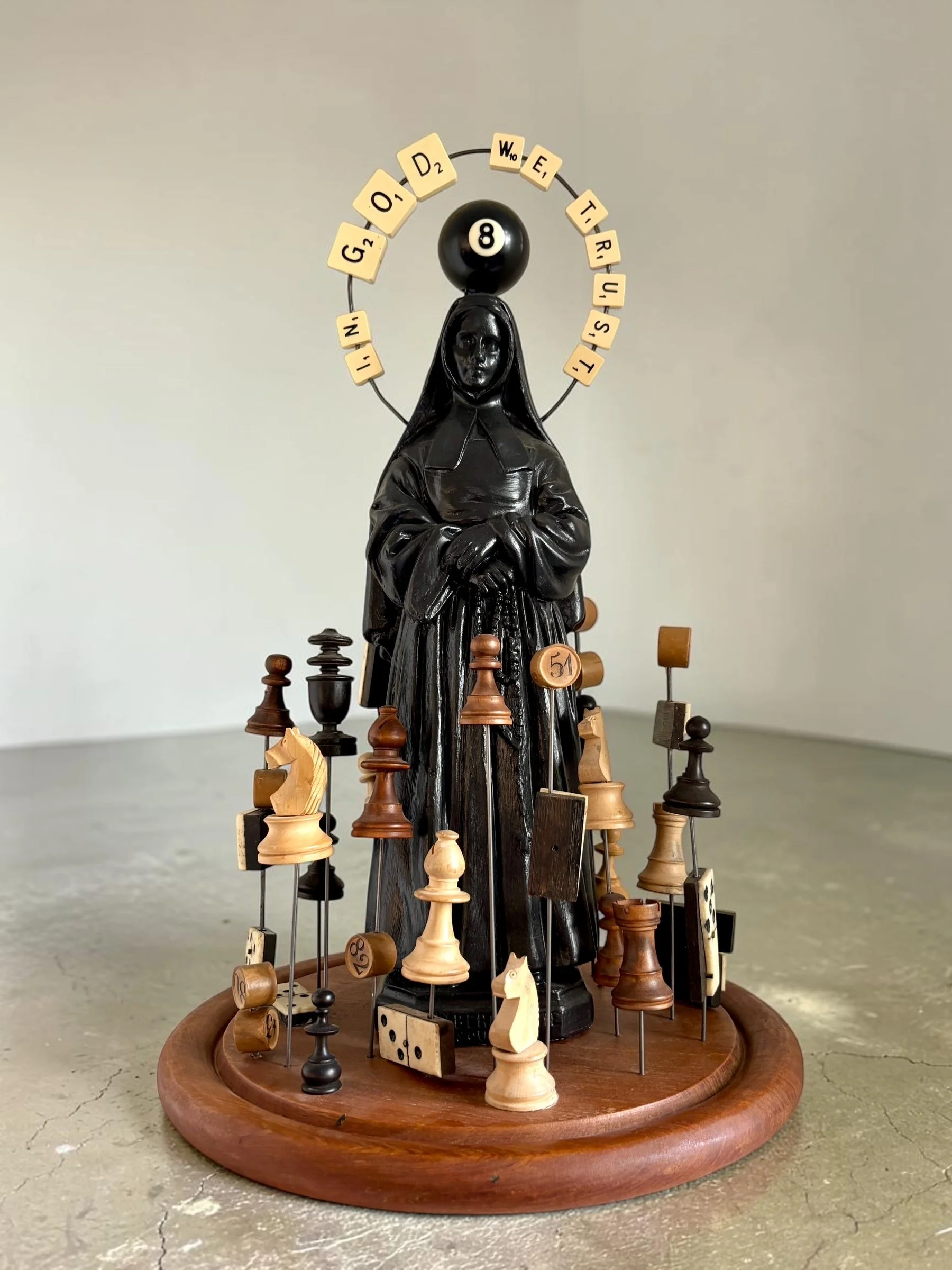 in-god-we-trust-vierge-domino-echec-billard-scrabble-creation-sculpture-art-axs-design-paris-france