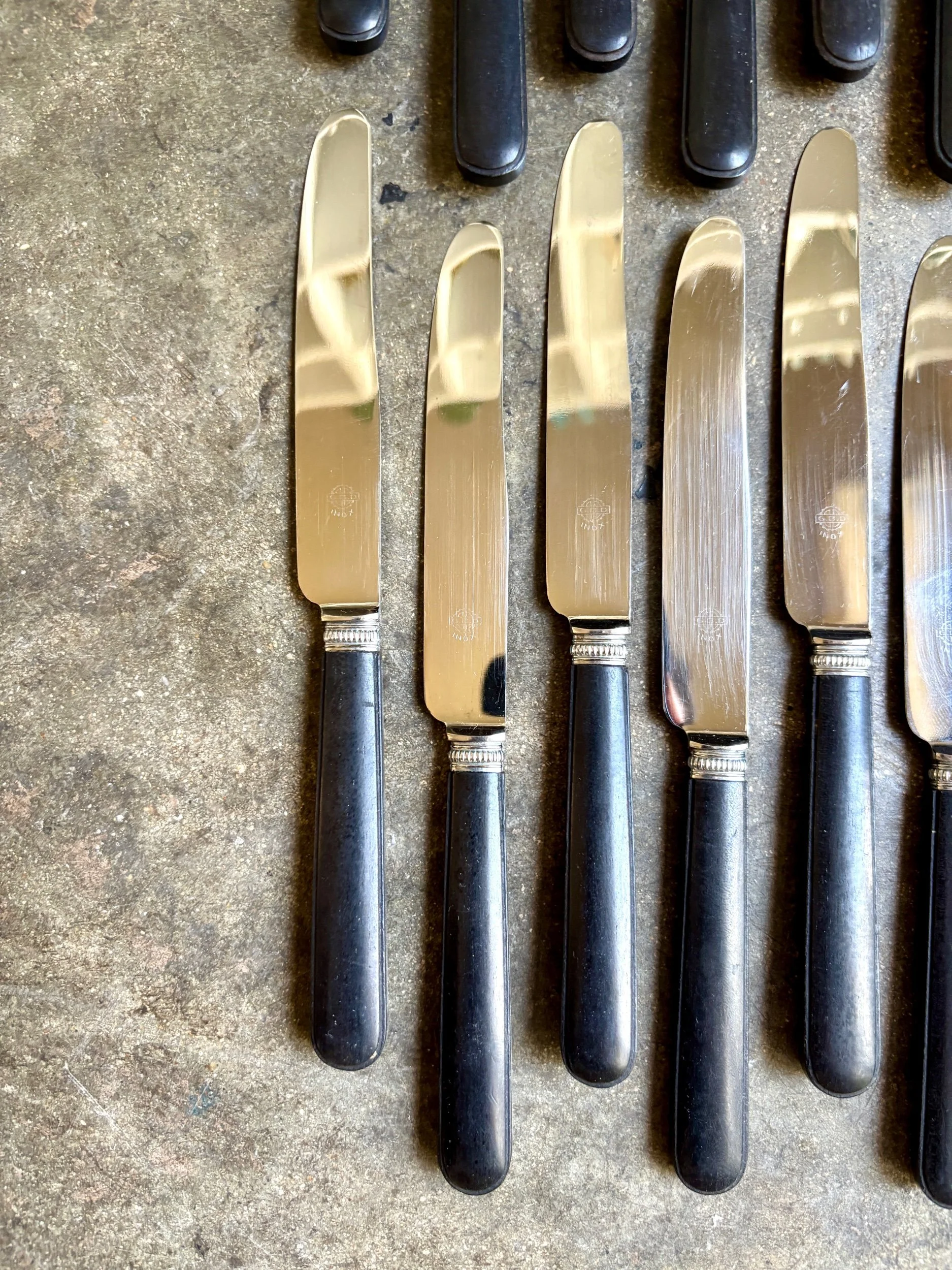 12 couteaux à entremet en bois noirci