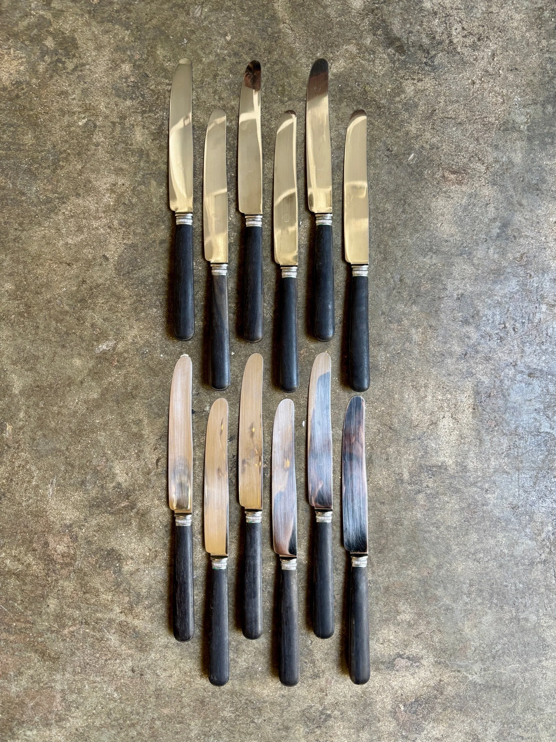 12 couteaux en bois noirci