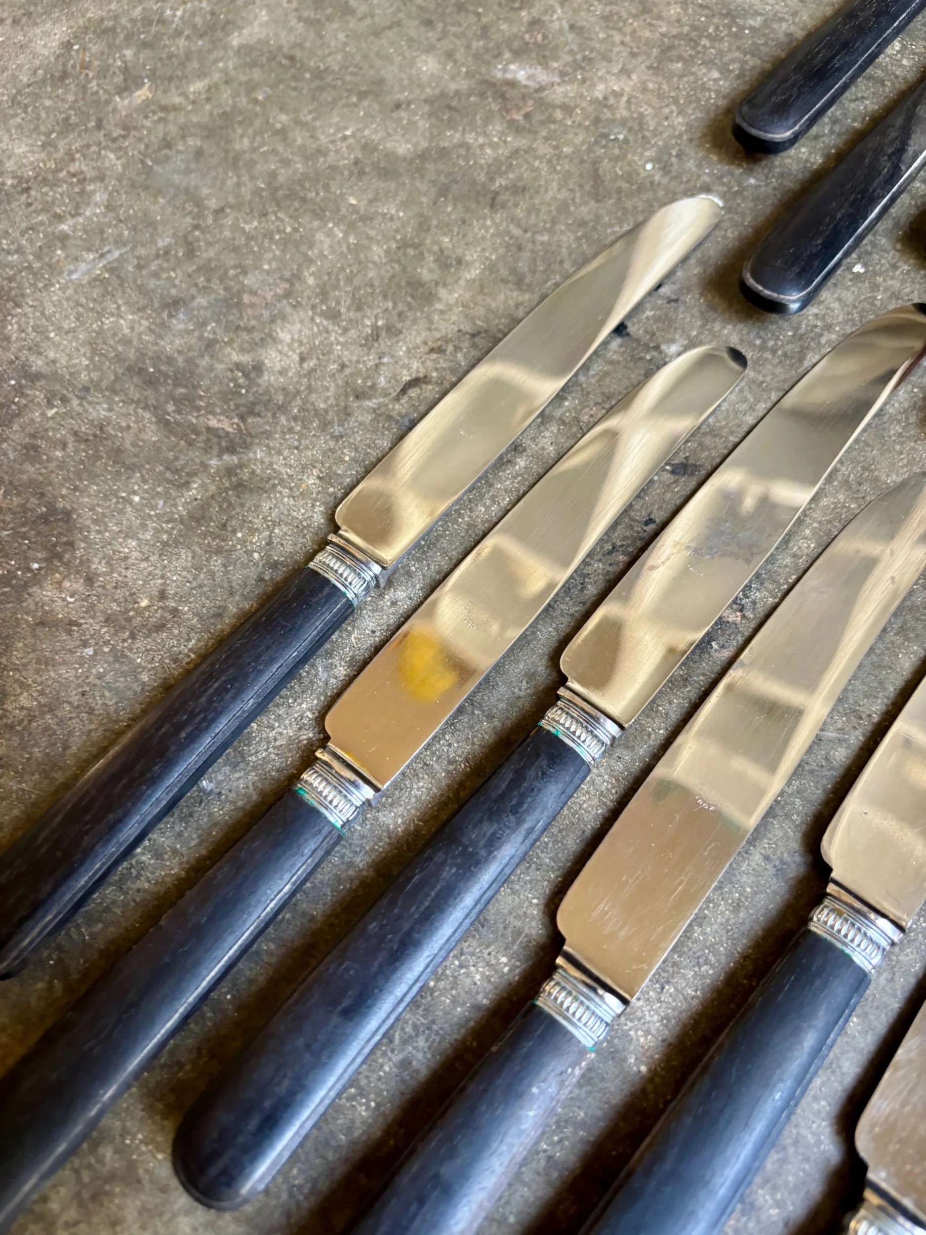 12-couteaux-table-bois-noirci-vaisselle-vintage-axs-design-paris-france