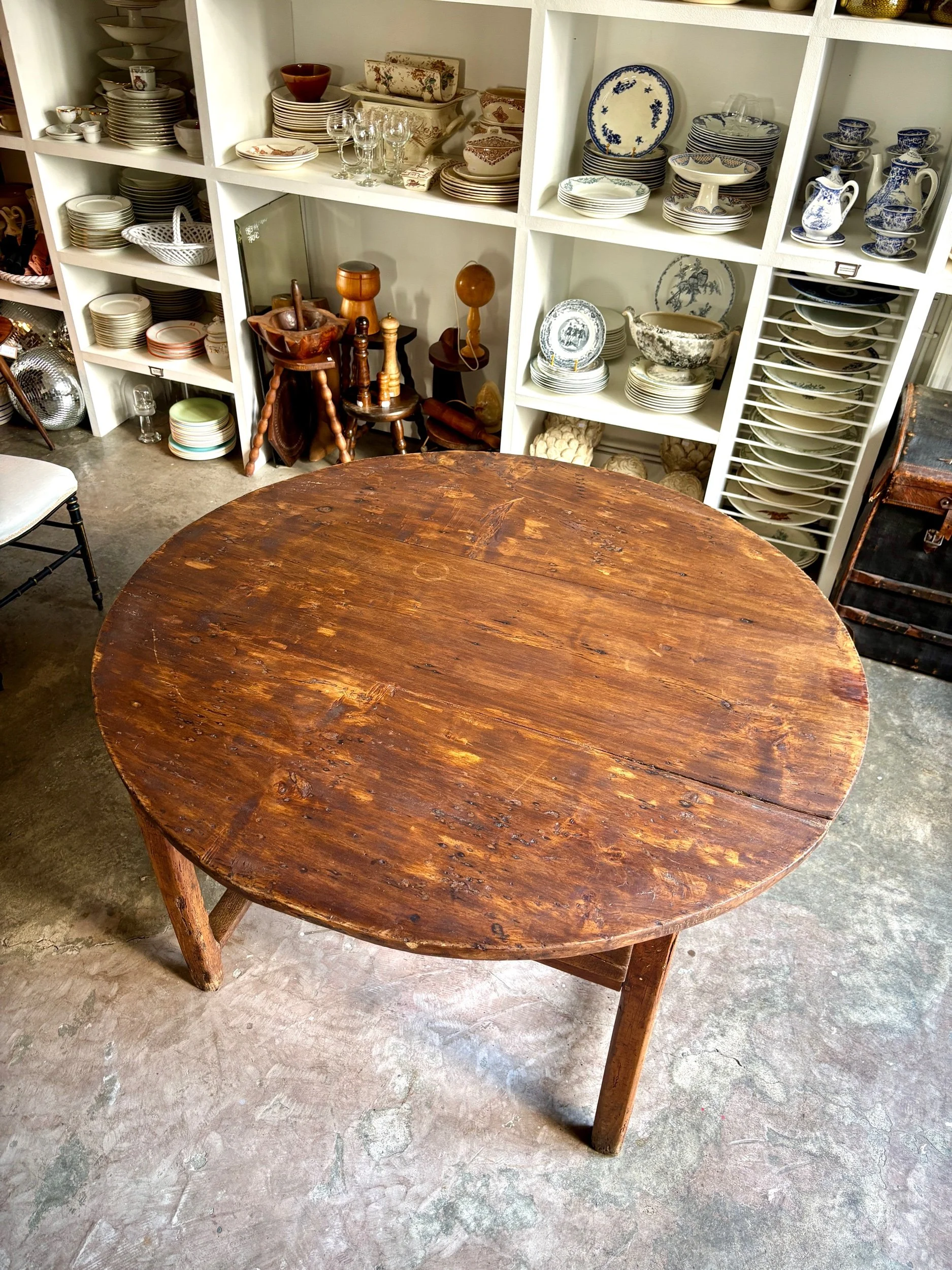 table-ferme-ronde-bois-tiroir-meuble-vintage-axs-design-paris-france