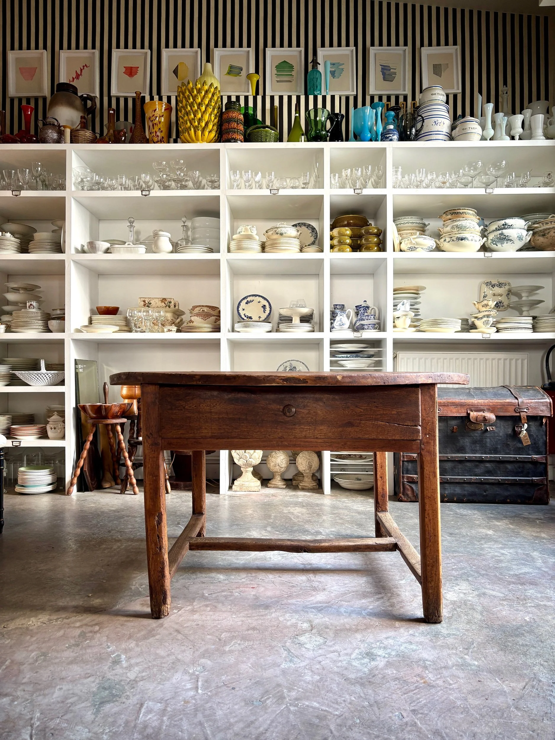 table-ferme-ronde-bois-tiroir-meuble-vintage-axs-design-paris-france
