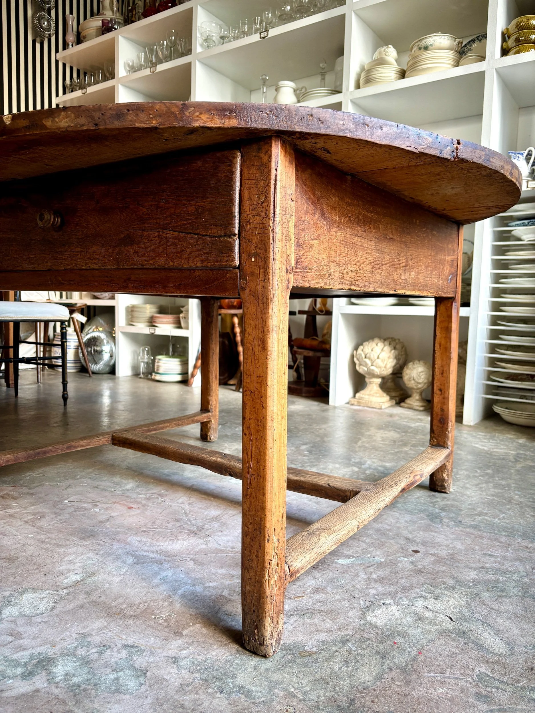 table-ferme-ronde-bois-tiroir-meuble-vintage-axs-design-paris-france