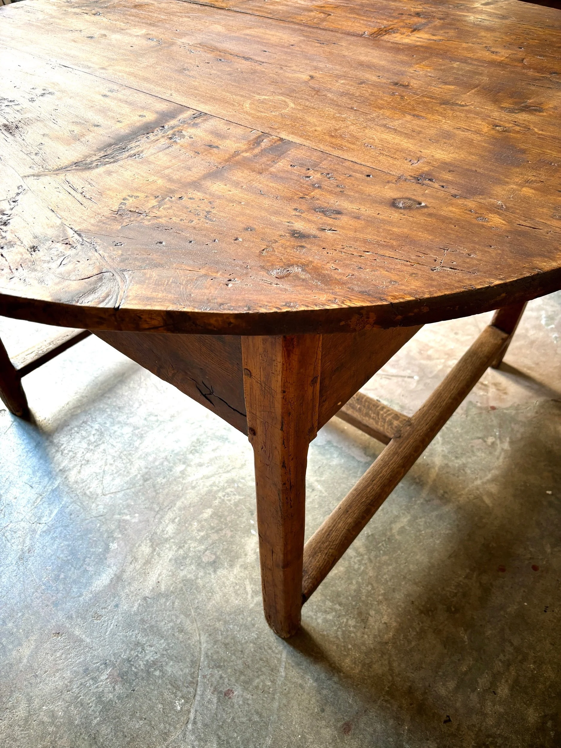 table-ferme-ronde-bois-tiroir-meuble-vintage-axs-design-paris-france