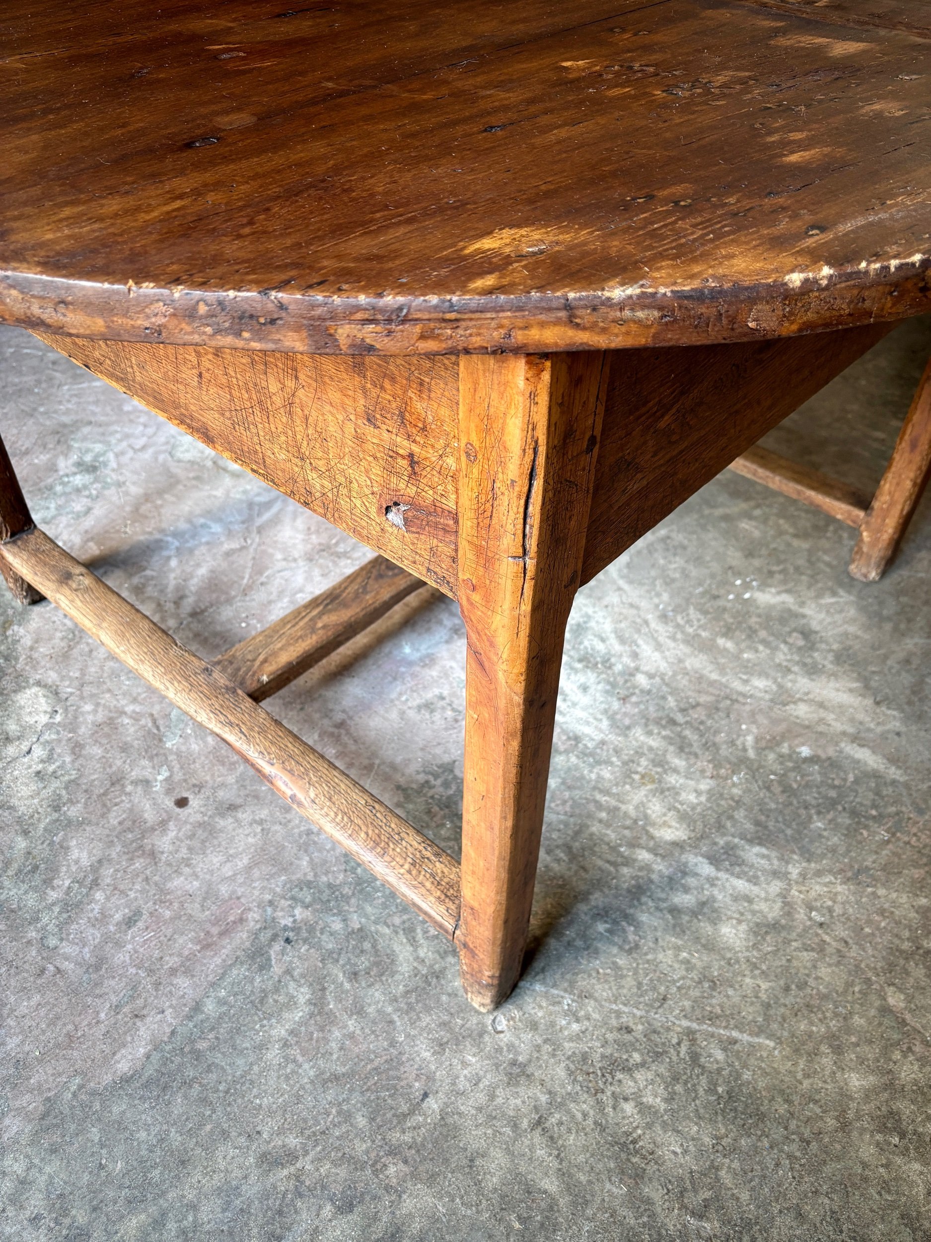 table-ferme-ronde-bois-tiroir-meuble-vintage-axs-design-paris-france