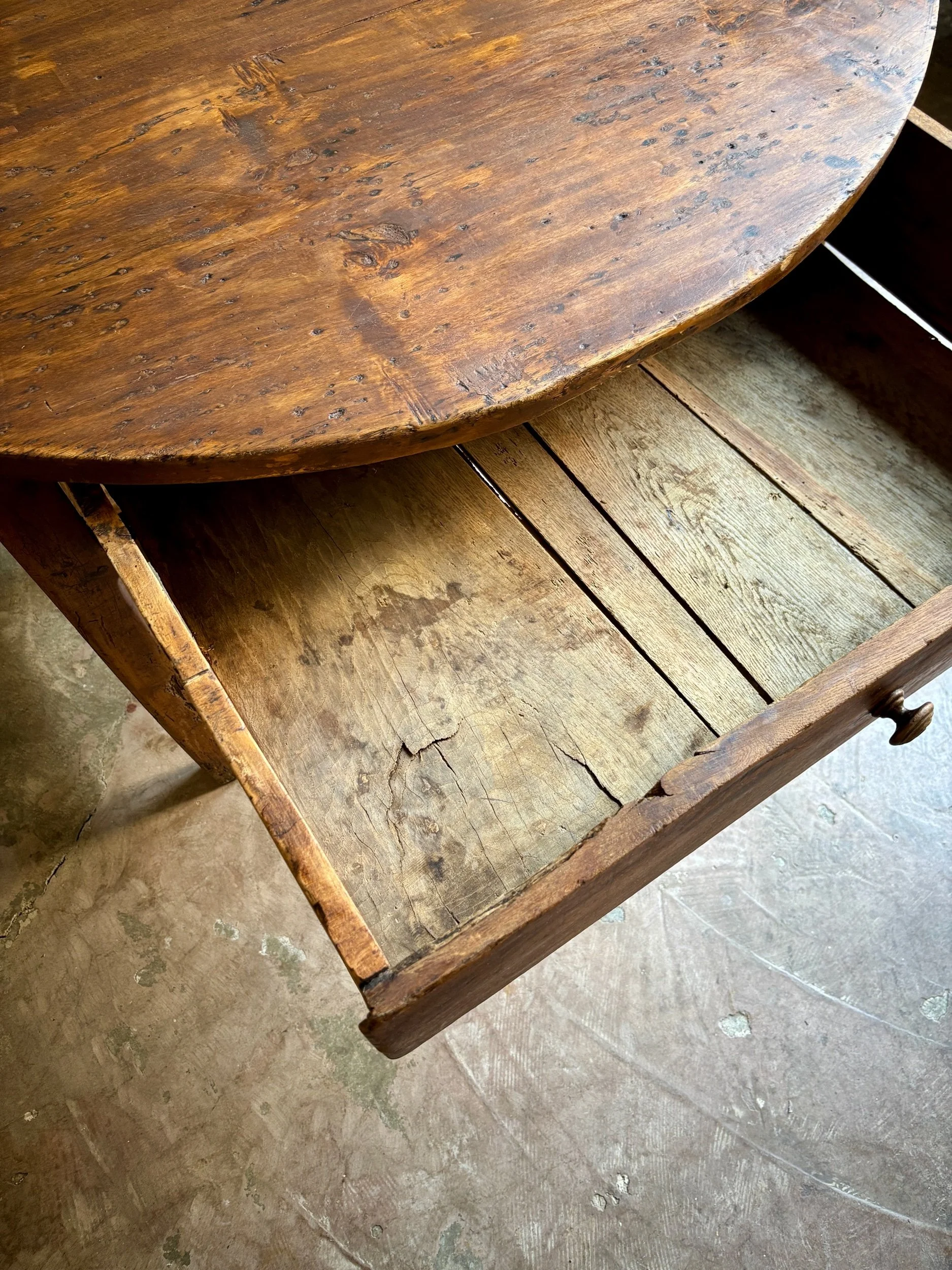 table-ferme-ronde-bois-tiroir-meuble-vintage-axs-design-paris-france