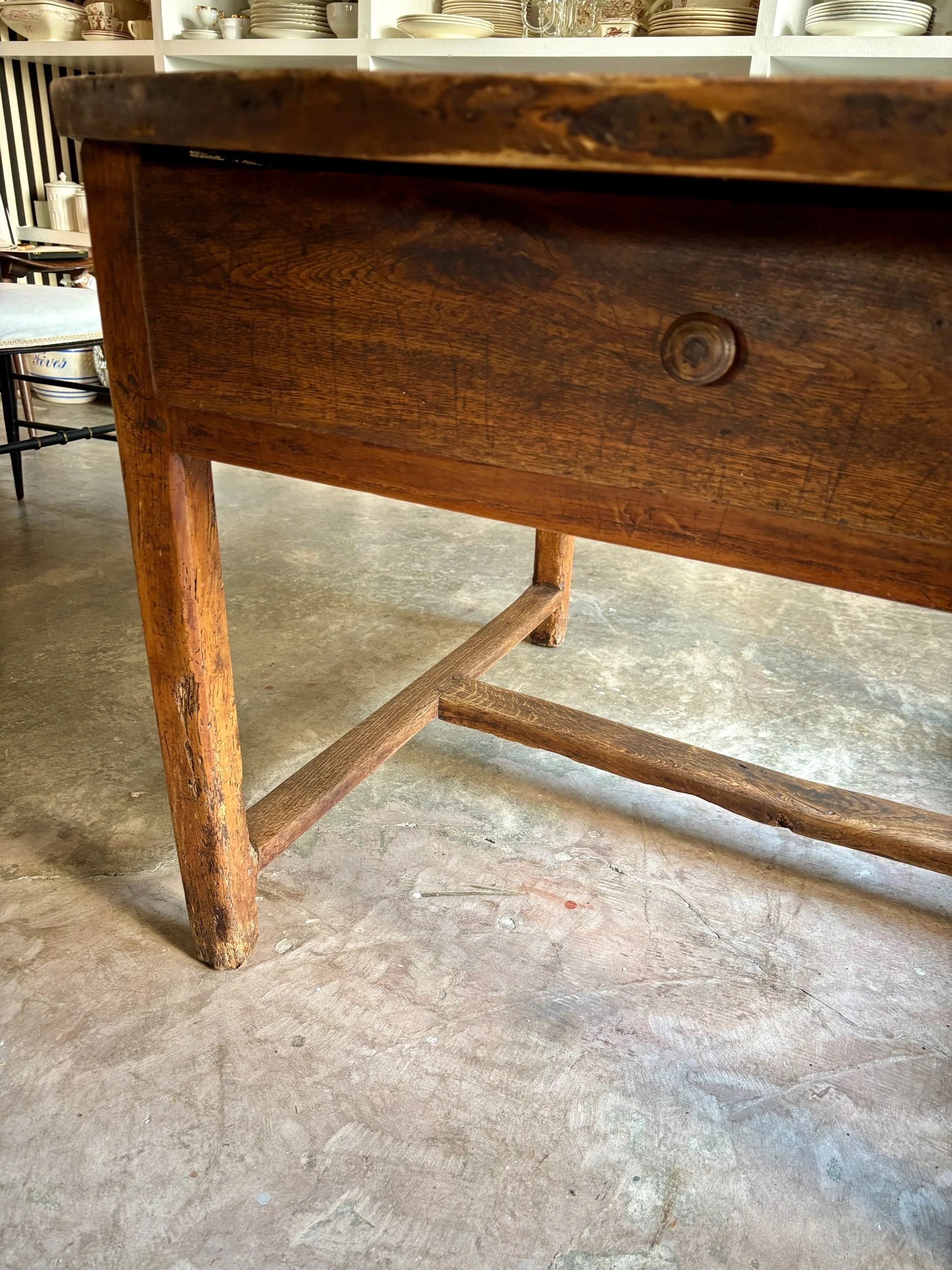 table-ferme-ronde-bois-tiroir-meuble-vintage-axs-design-paris-france