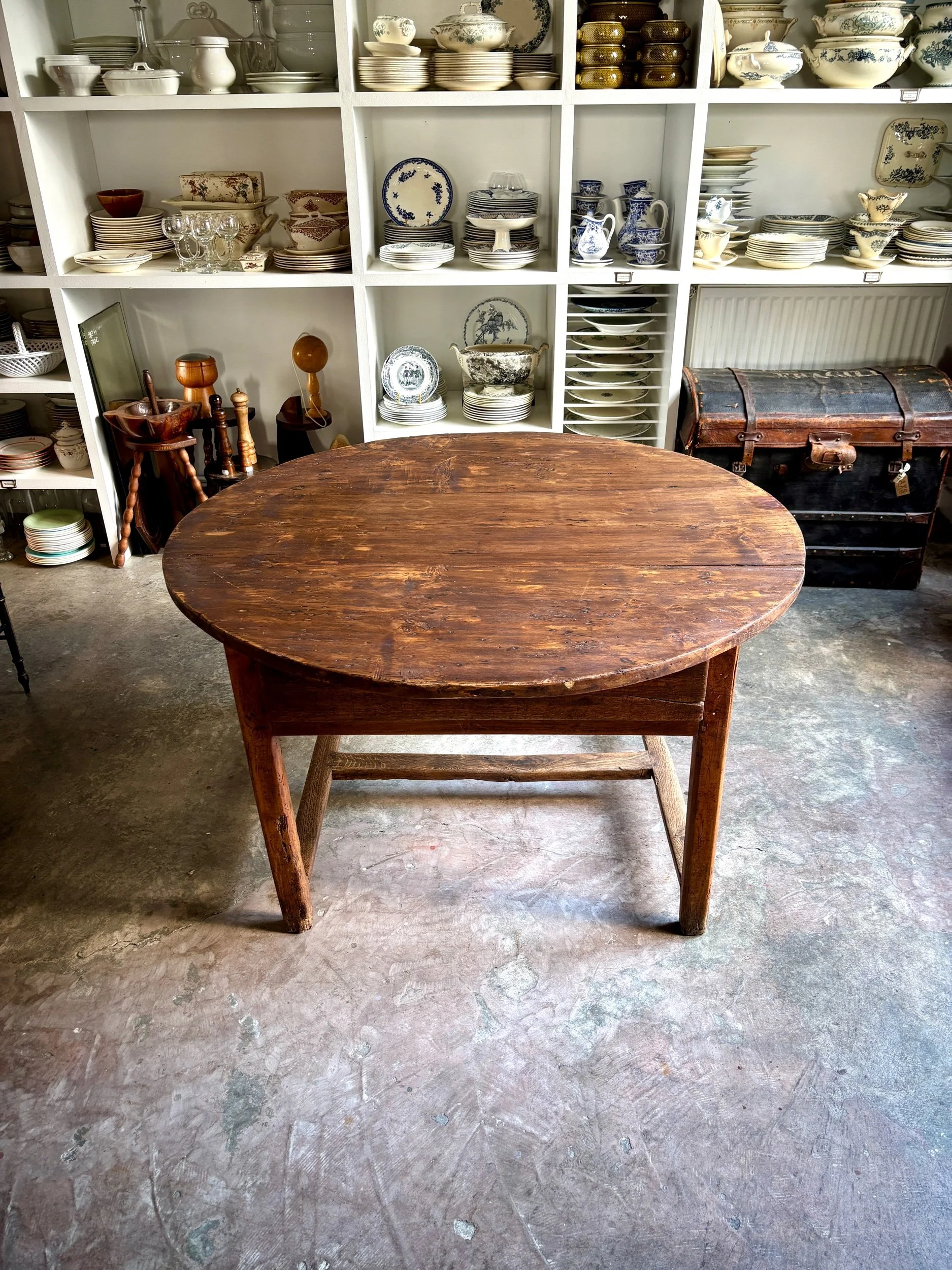 table-ferme-ronde-bois-tiroir-meuble-vintage-axs-design-paris-france
