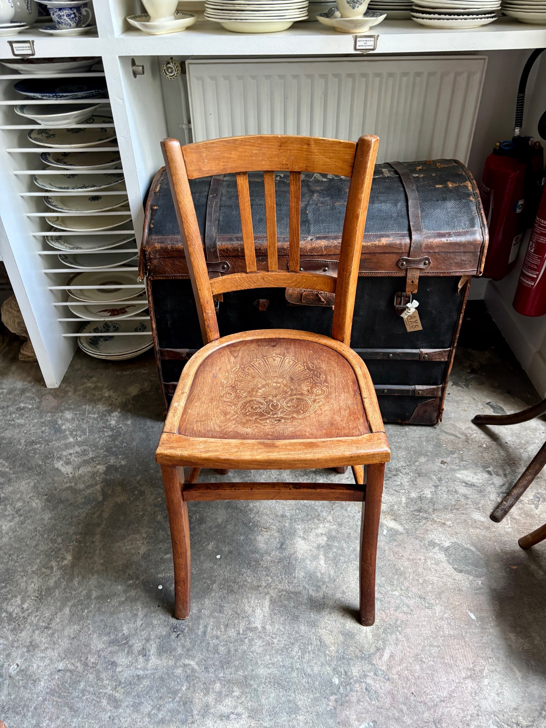 Chaise bistrot Luterma en hêtre gaufré, motif "coquille"