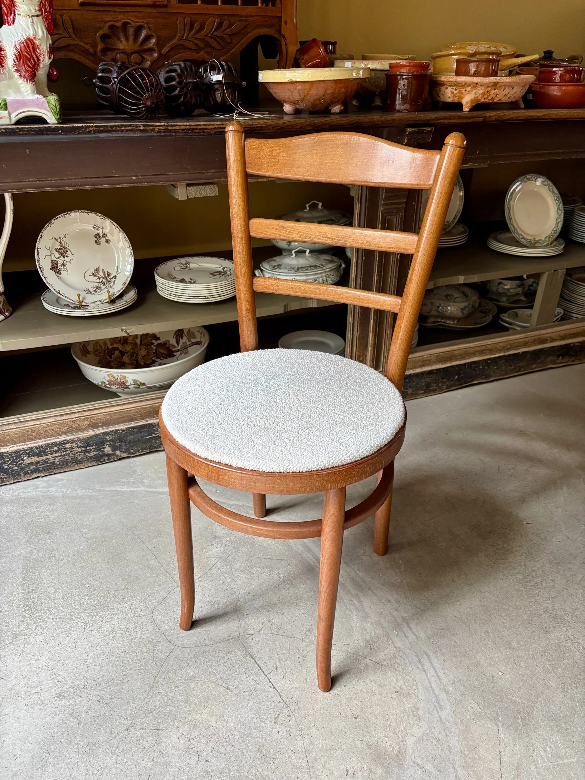 Chaise bistrot Baumann en hêtre et coton bouclé écru
