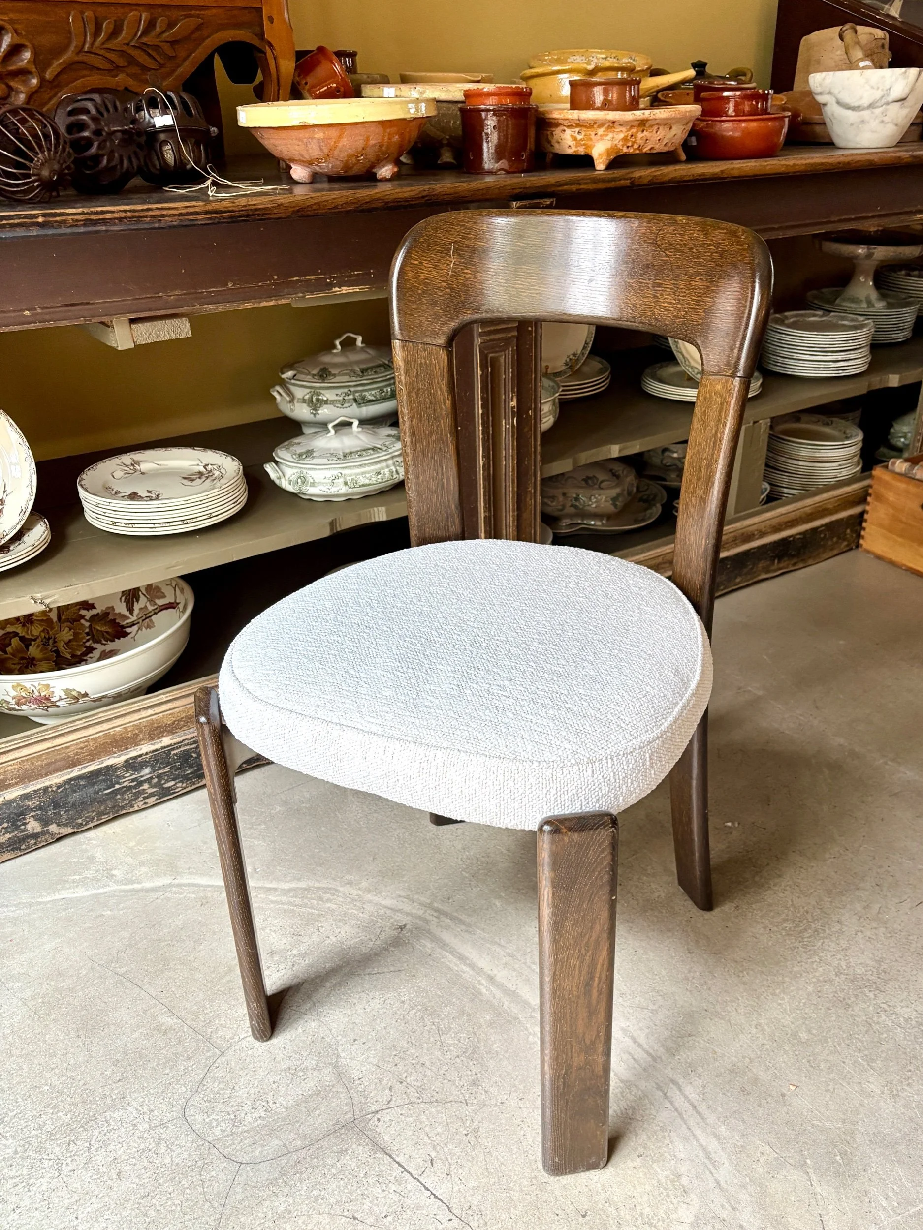 Chaise en hêtre et coton bouclé écru "Rey" par Bruno Rey