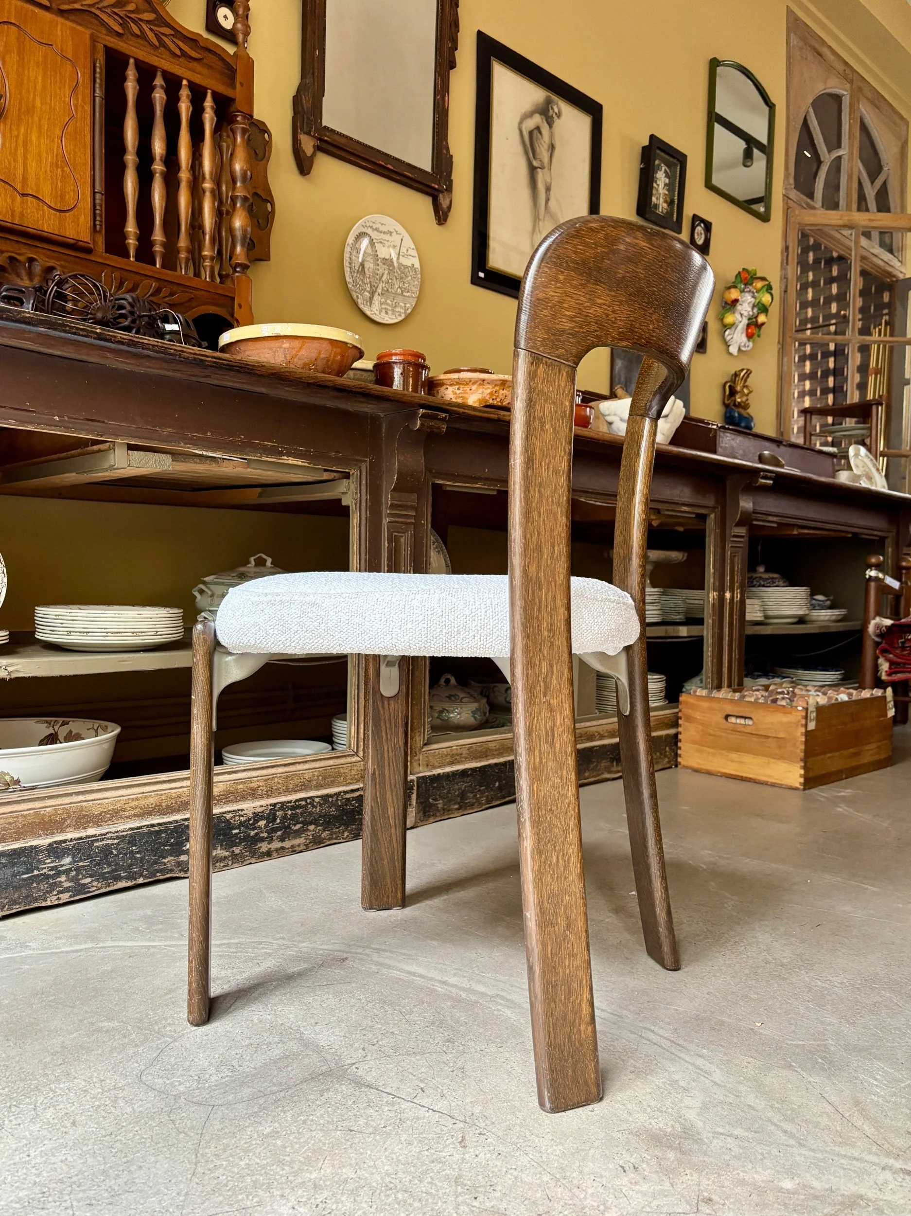 chaise-bruno-rey-hetre-bois-fonce-coton-boucle-ecru-assise-vintage-axs-design-paris-france