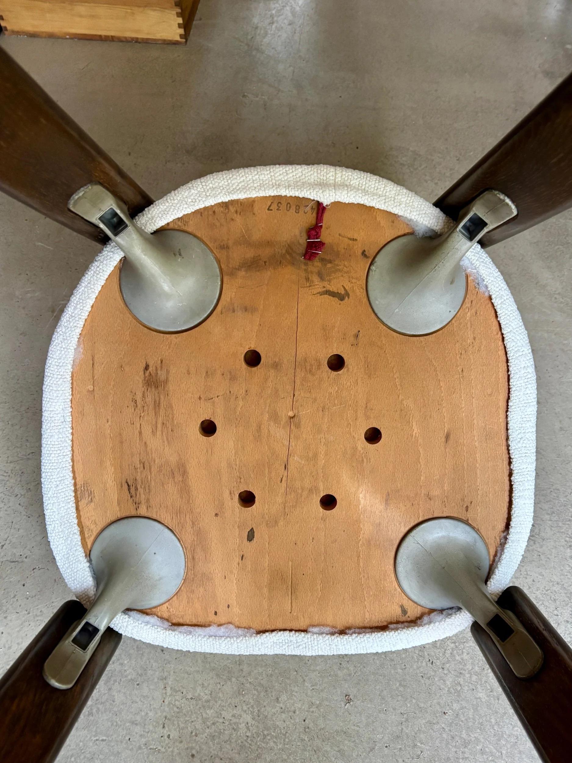 chaise-bruno-rey-hetre-bois-fonce-coton-boucle-ecru-assise-vintage-axs-design-paris-france