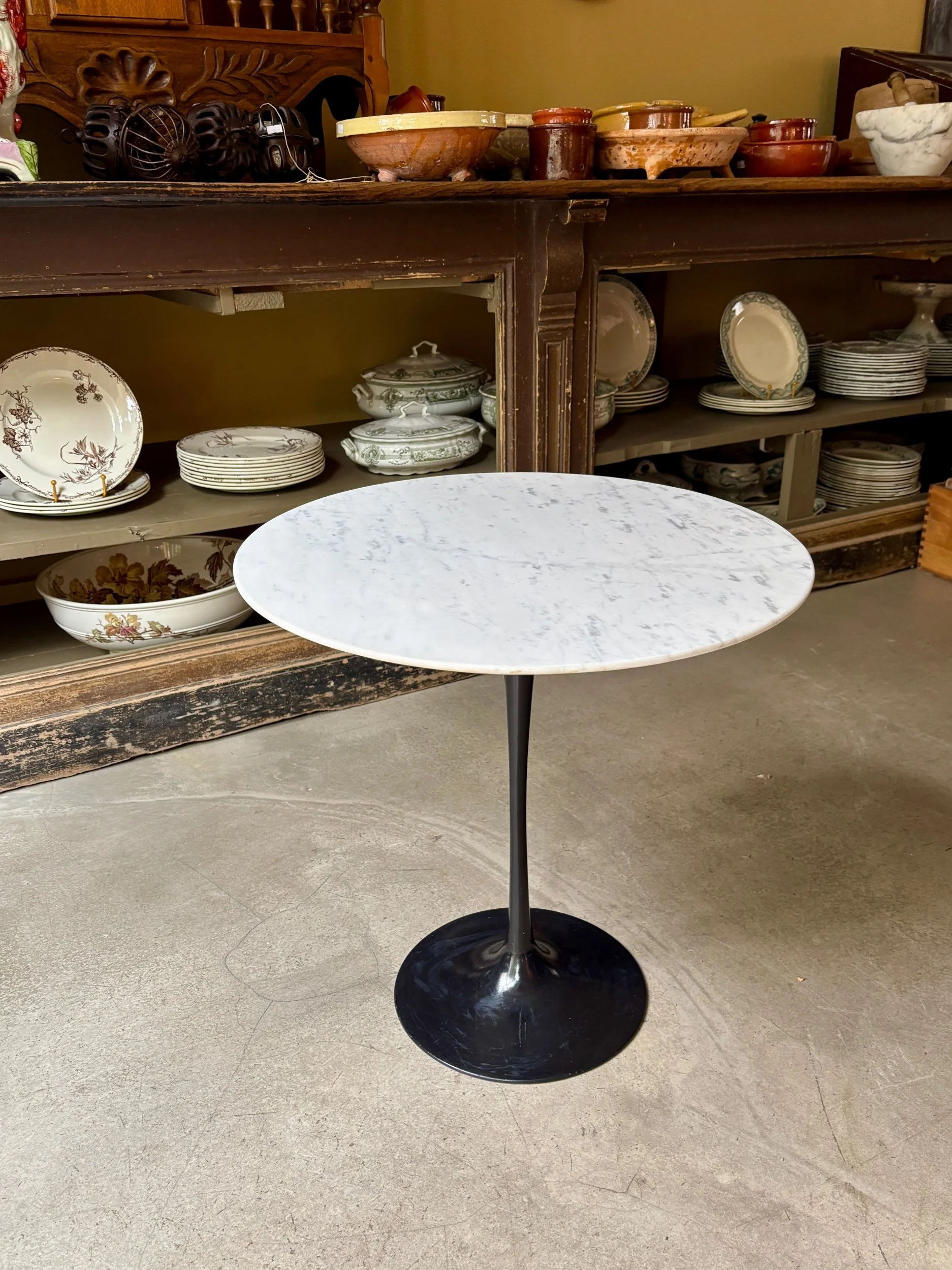 Table d'appoint, basse Eero Saarinen en marbre gris et pied tulipe noir ⌀ 51 cm