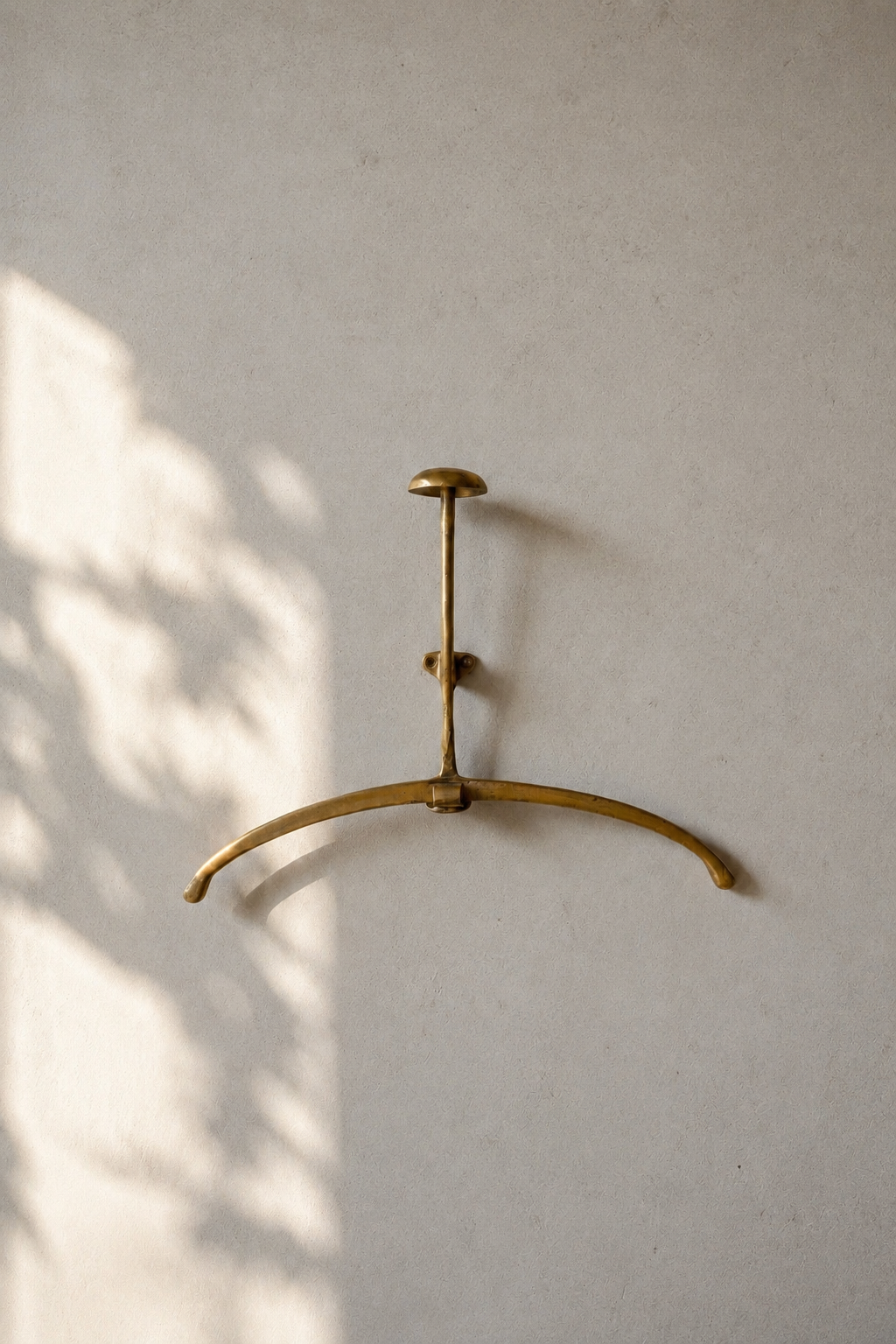 Patère-cintre murale en bronze doré