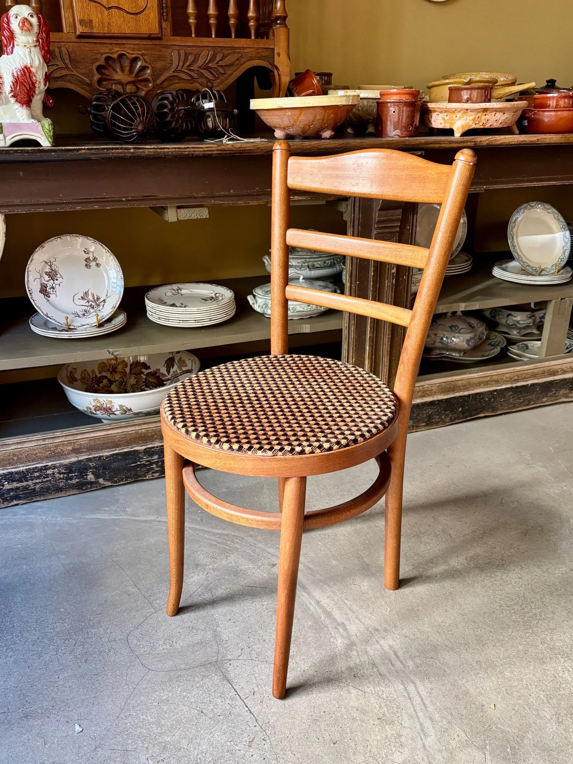 Chaise bistrot Baumann en hêtre et coton géométrique orange et noir