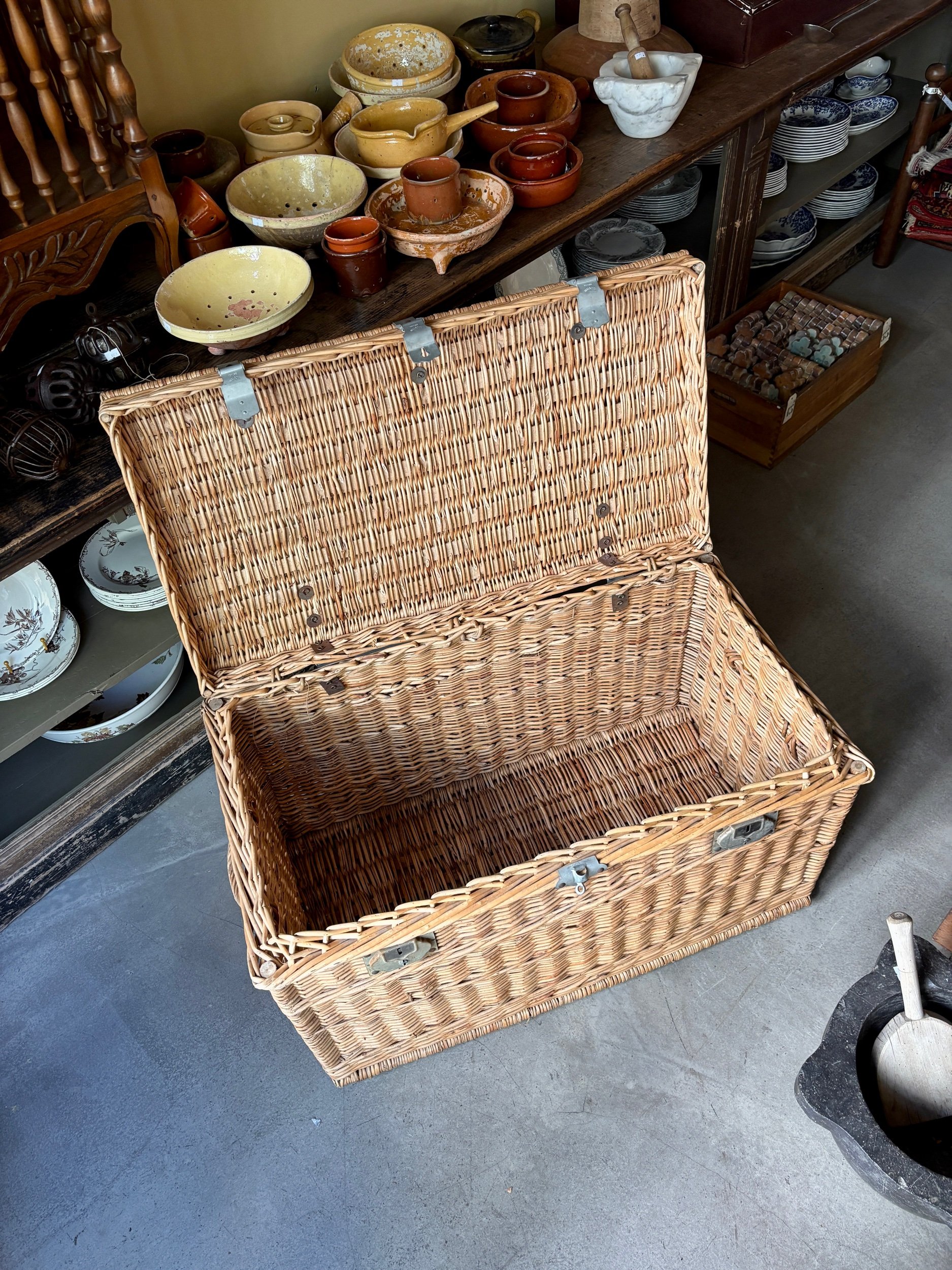 malle-osier-tresse-meuble-rangement-vintage-axs-design-paris-france