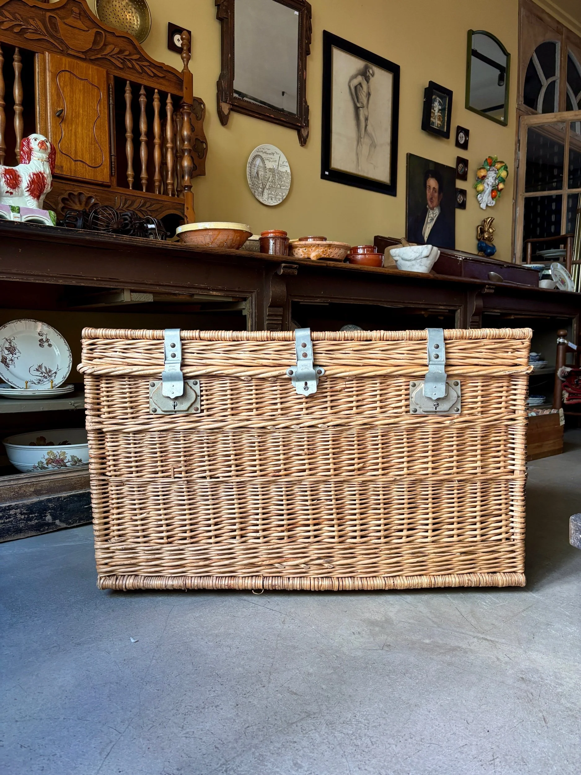 malle-osier-tresse-meuble-rangement-vintage-axs-design-paris-france