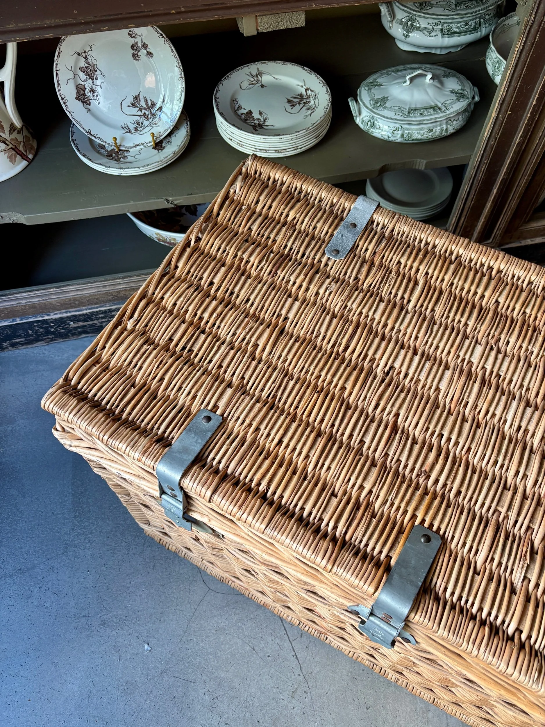 malle-osier-tresse-meuble-rangement-vintage-axs-design-paris-france