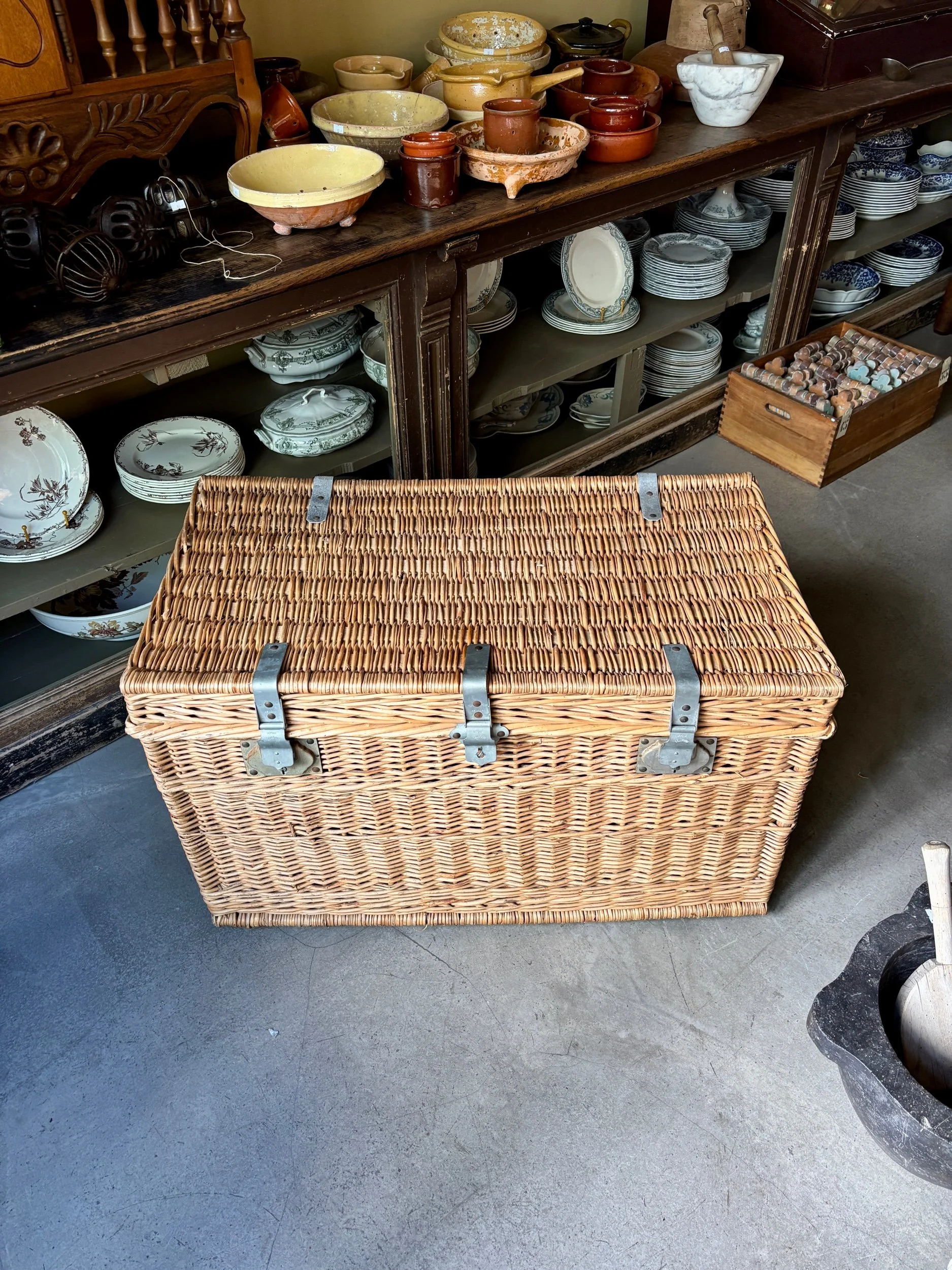 malle-osier-tresse-meuble-rangement-vintage-axs-design-paris-france
