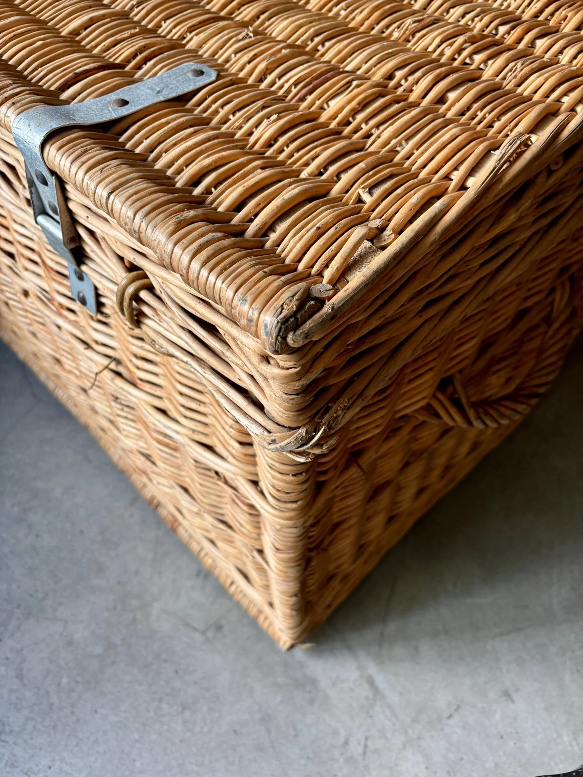malle-osier-tresse-meuble-rangement-vintage-axs-design-paris-france