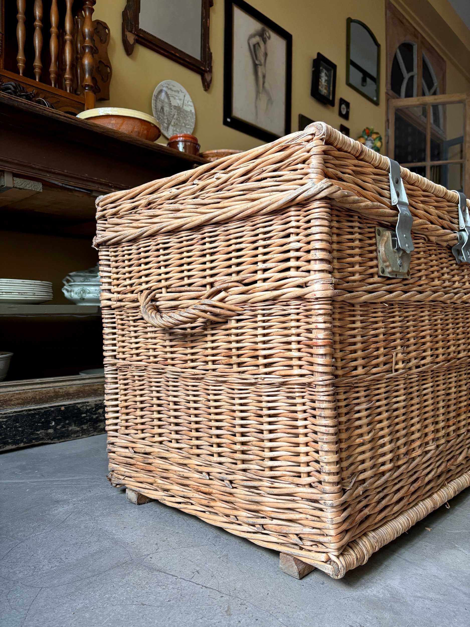 malle-osier-tresse-meuble-rangement-vintage-axs-design-paris-france
