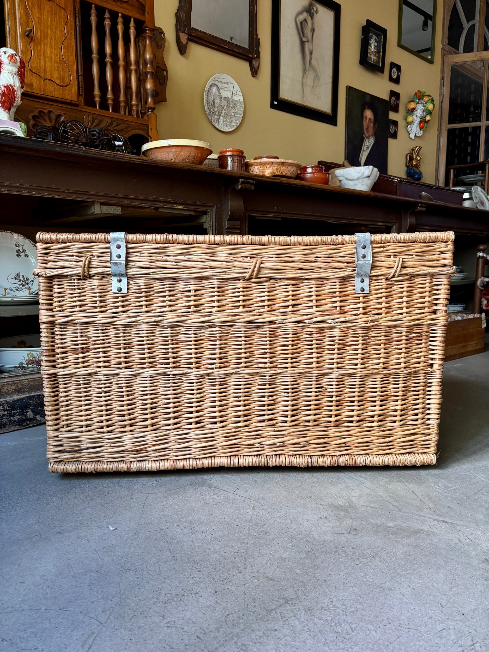 malle-osier-tresse-meuble-rangement-vintage-axs-design-paris-france