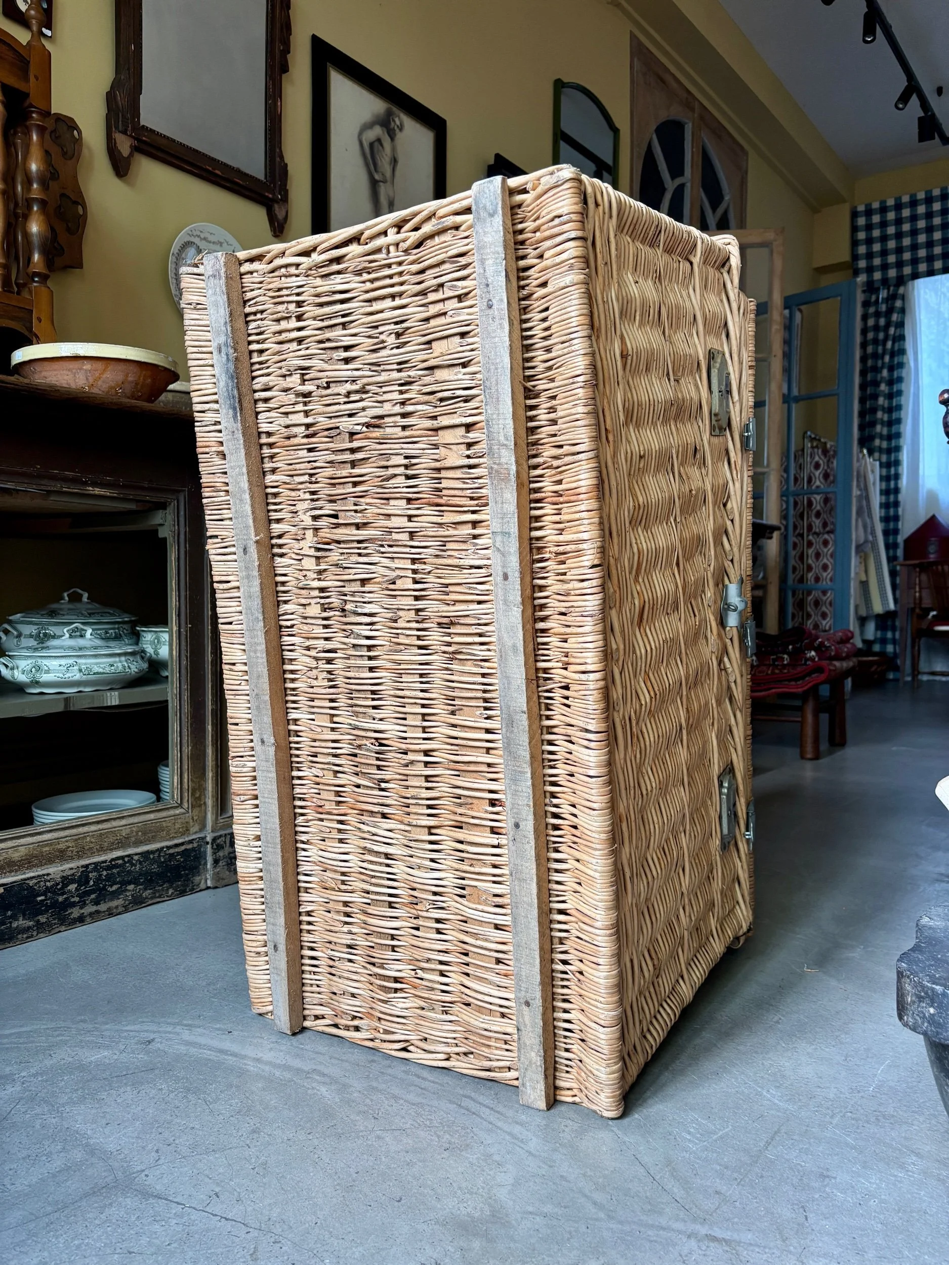 malle-osier-tresse-meuble-rangement-vintage-axs-design-paris-france
