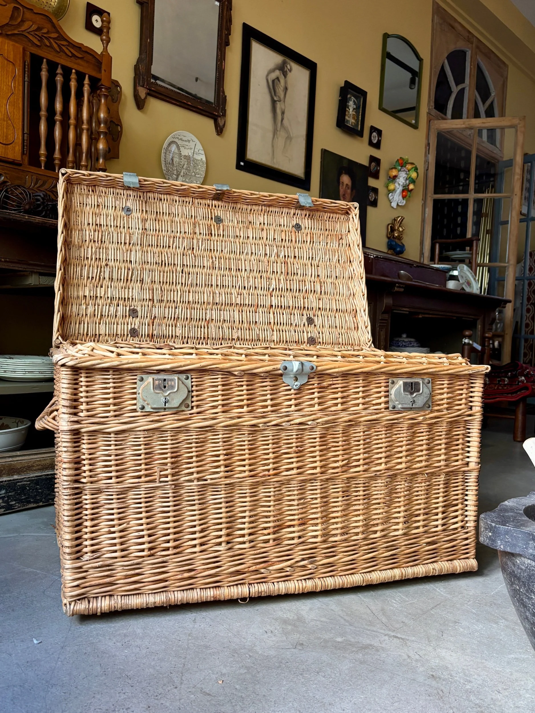 malle-osier-tresse-meuble-rangement-vintage-axs-design-paris-france