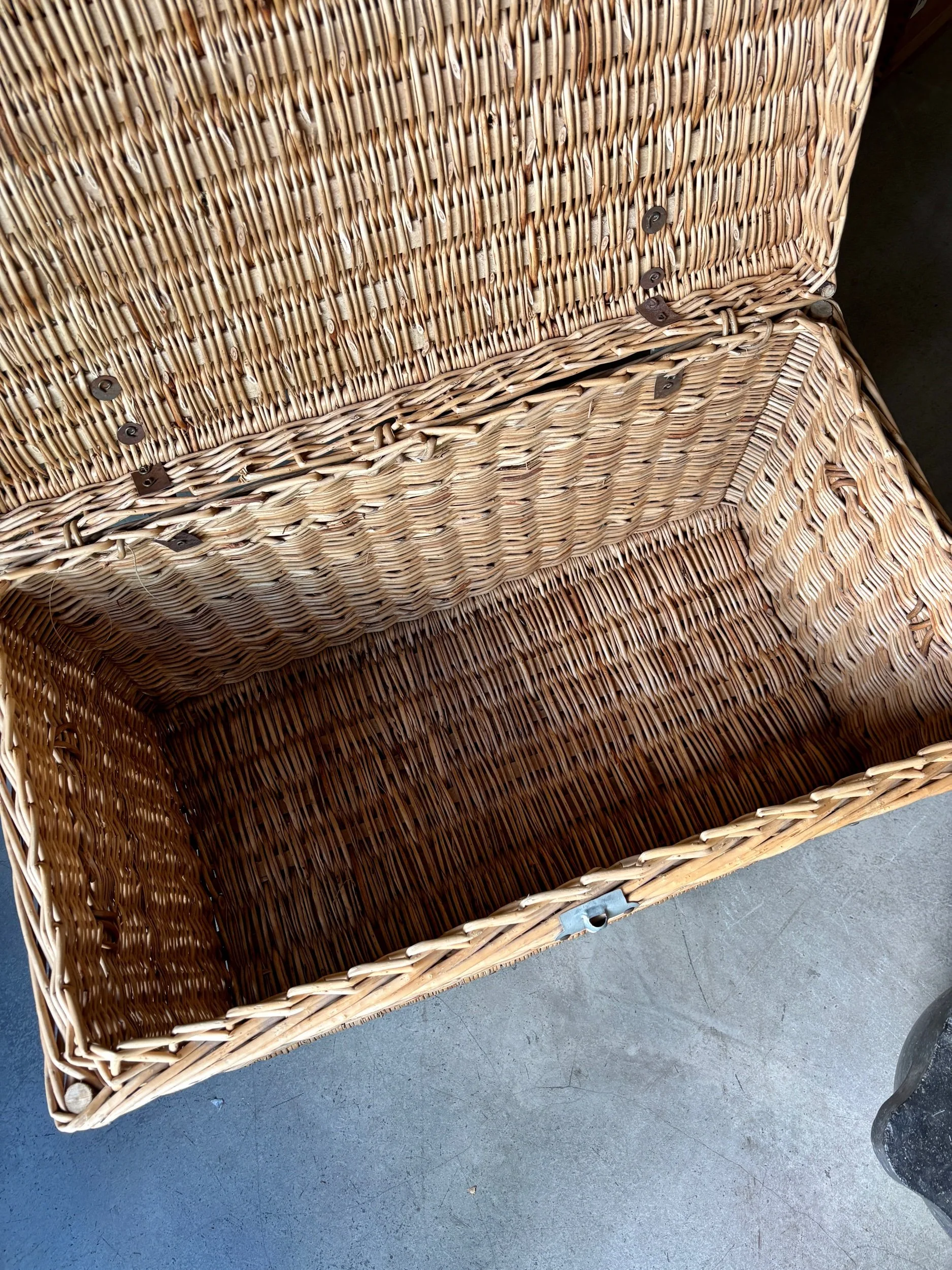 malle-osier-tresse-meuble-rangement-vintage-axs-design-paris-france