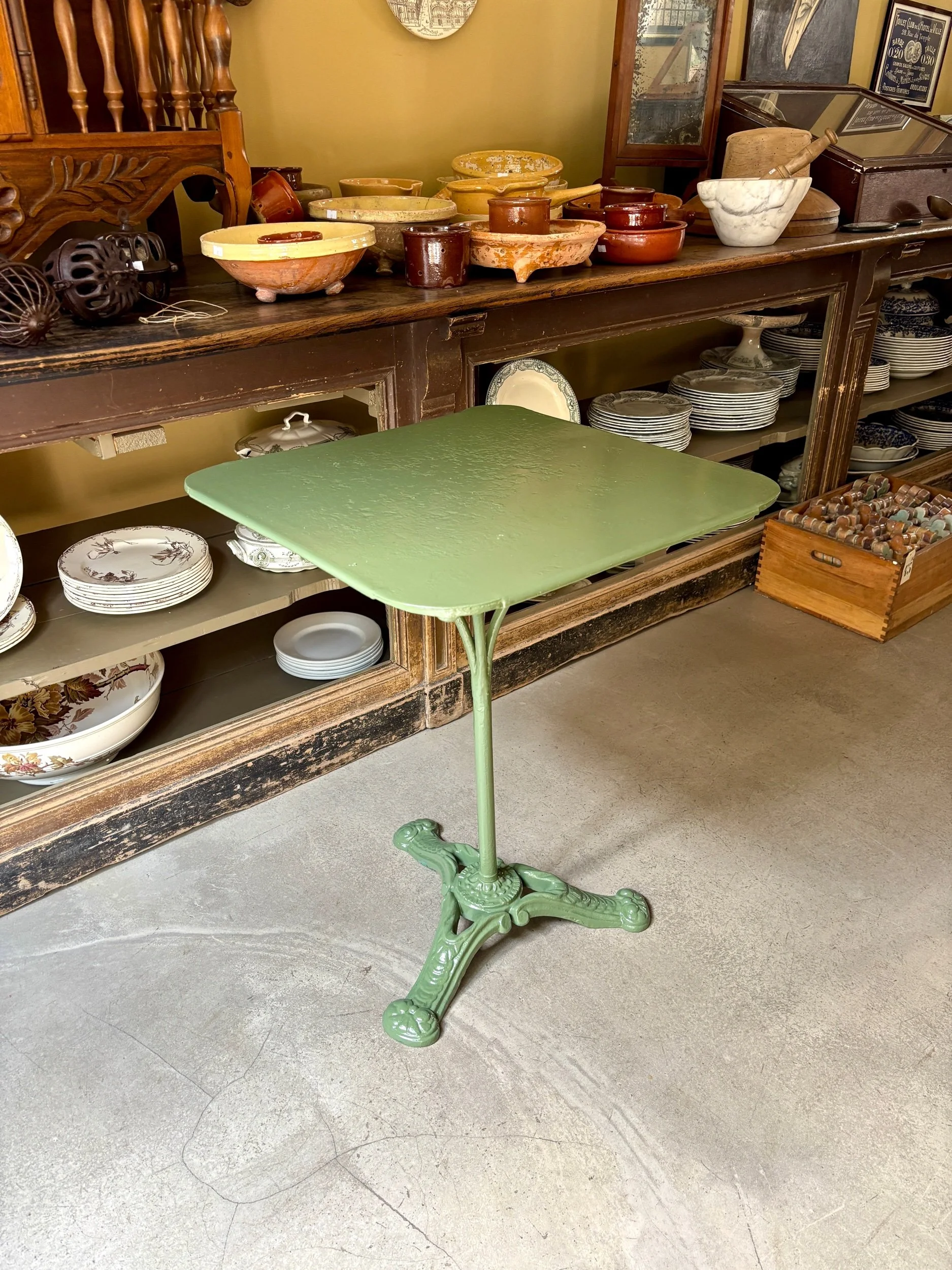 Table de jardin en métal et fonte de fer peint en vert ☐ 54 x 54 cm