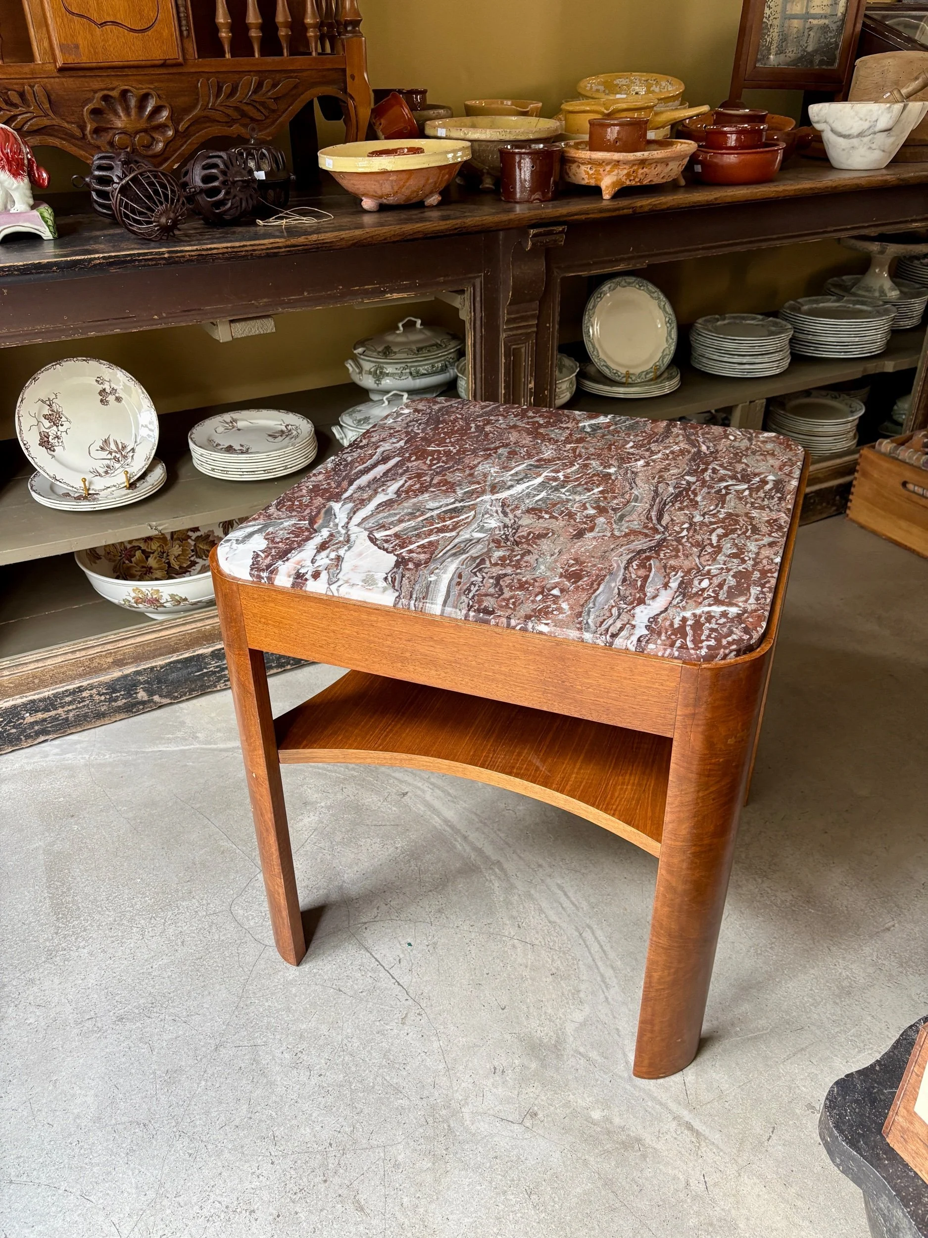 Table d'appoint carrée en bois et marbre rouge ☐ 60 x 60 cm