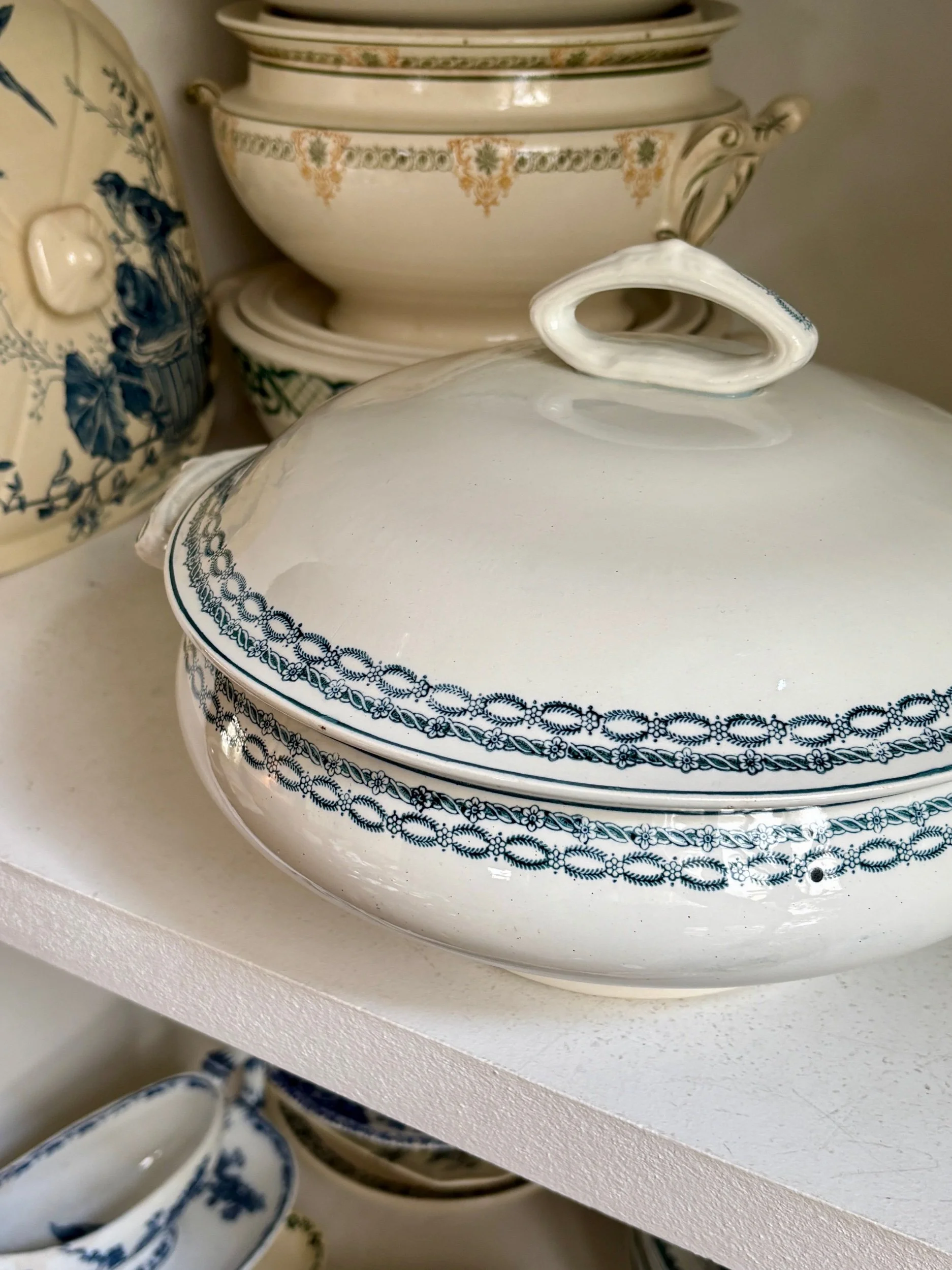 soupiere-st-amand-terre-fer-blanc-bleu-vaisselle-vintage-axs-design-paris-france