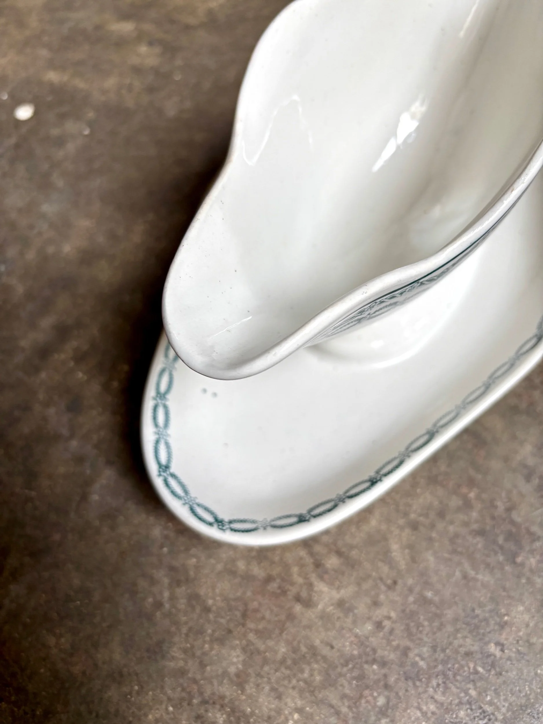 sauciere-st-amand-terre-de-fer-blanc-bleu-vaisselle-vintage-axs-design-paris-france