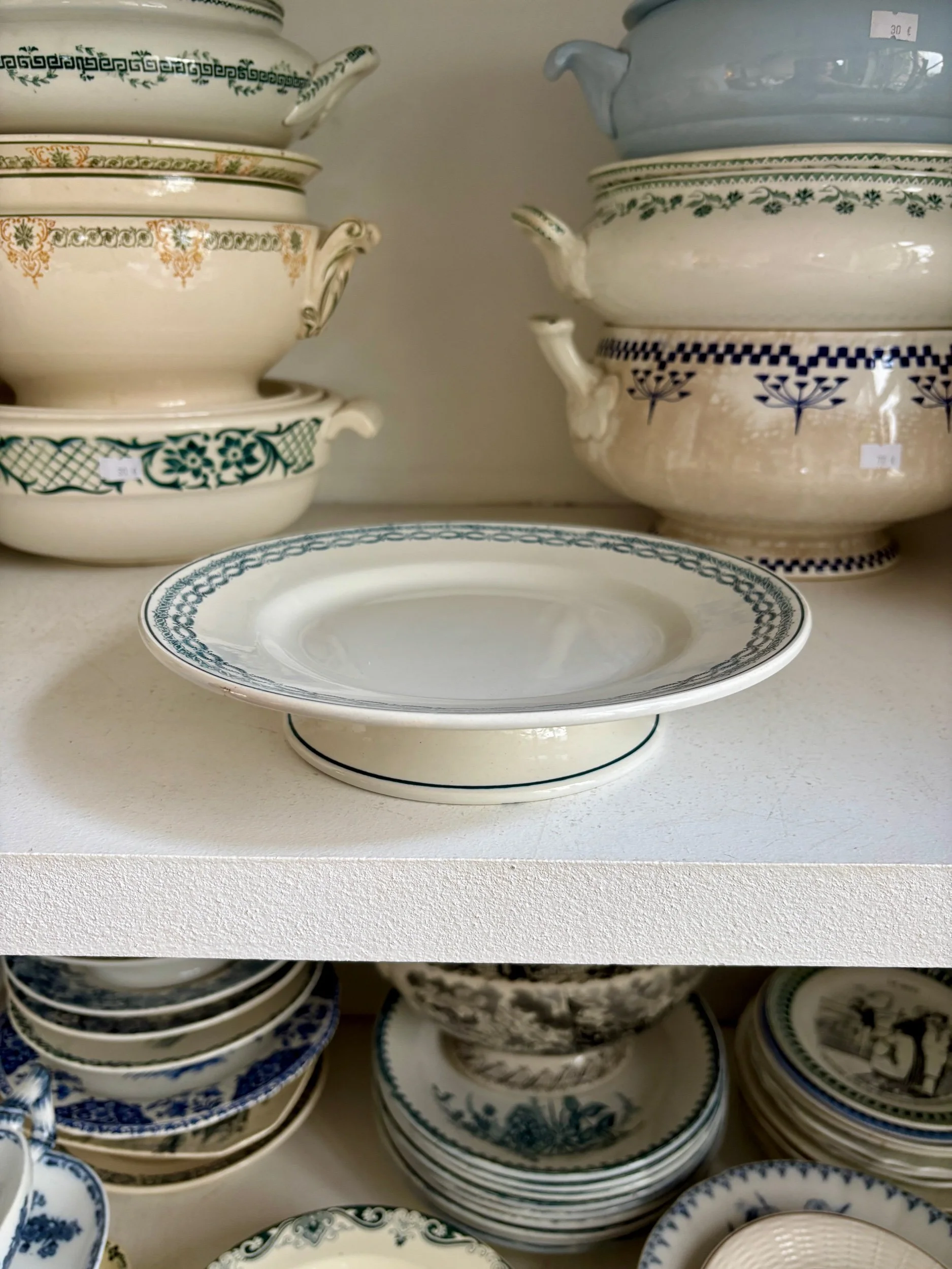 assiette-gateau-terre-de-fer-st-amand-blanc-bleu-vaisselle-vintage-axs-design-paris-france