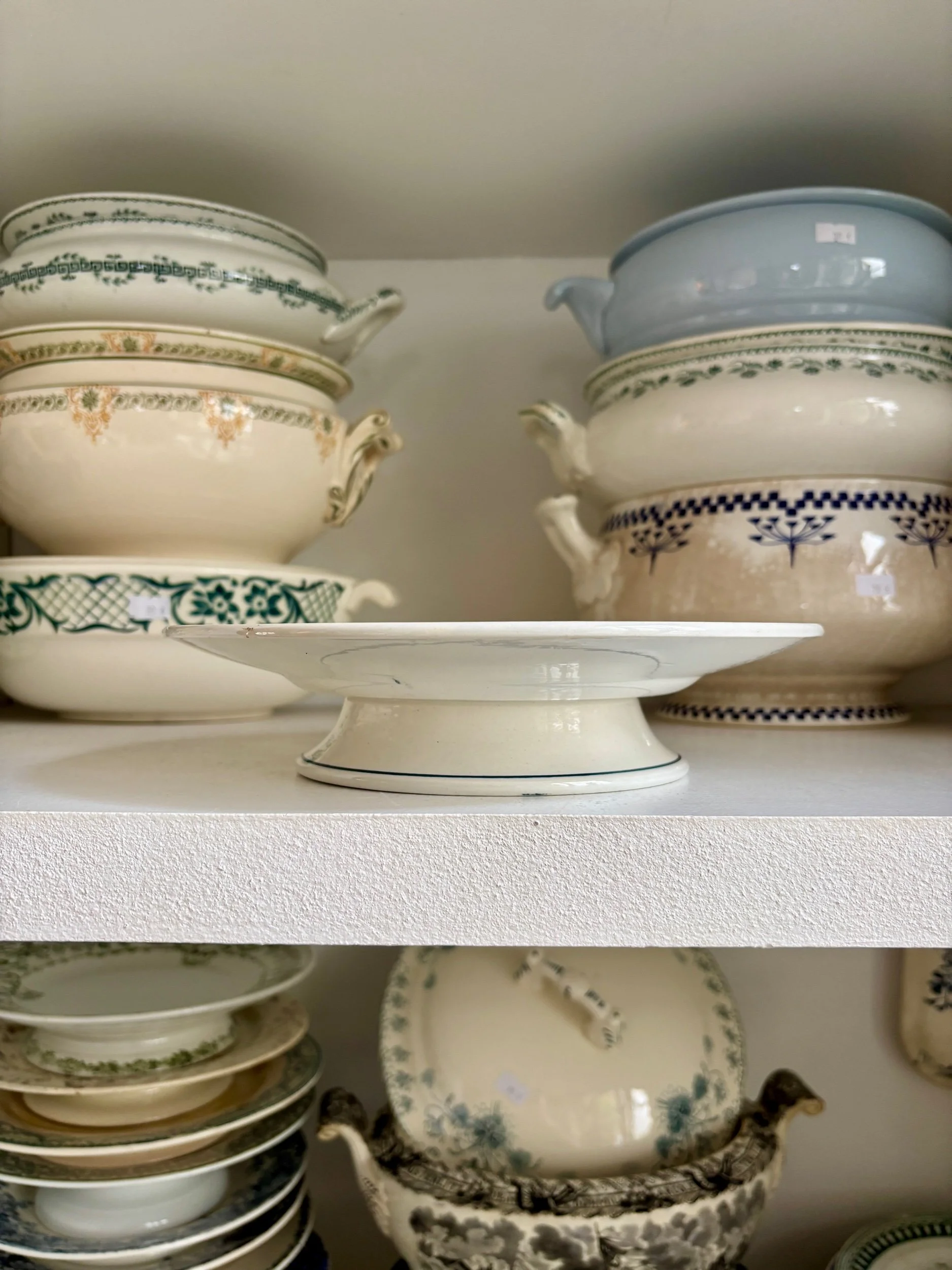 assiette-gateau-terre-de-fer-st-amand-blanc-bleu-vaisselle-vintage-axs-design-paris-france