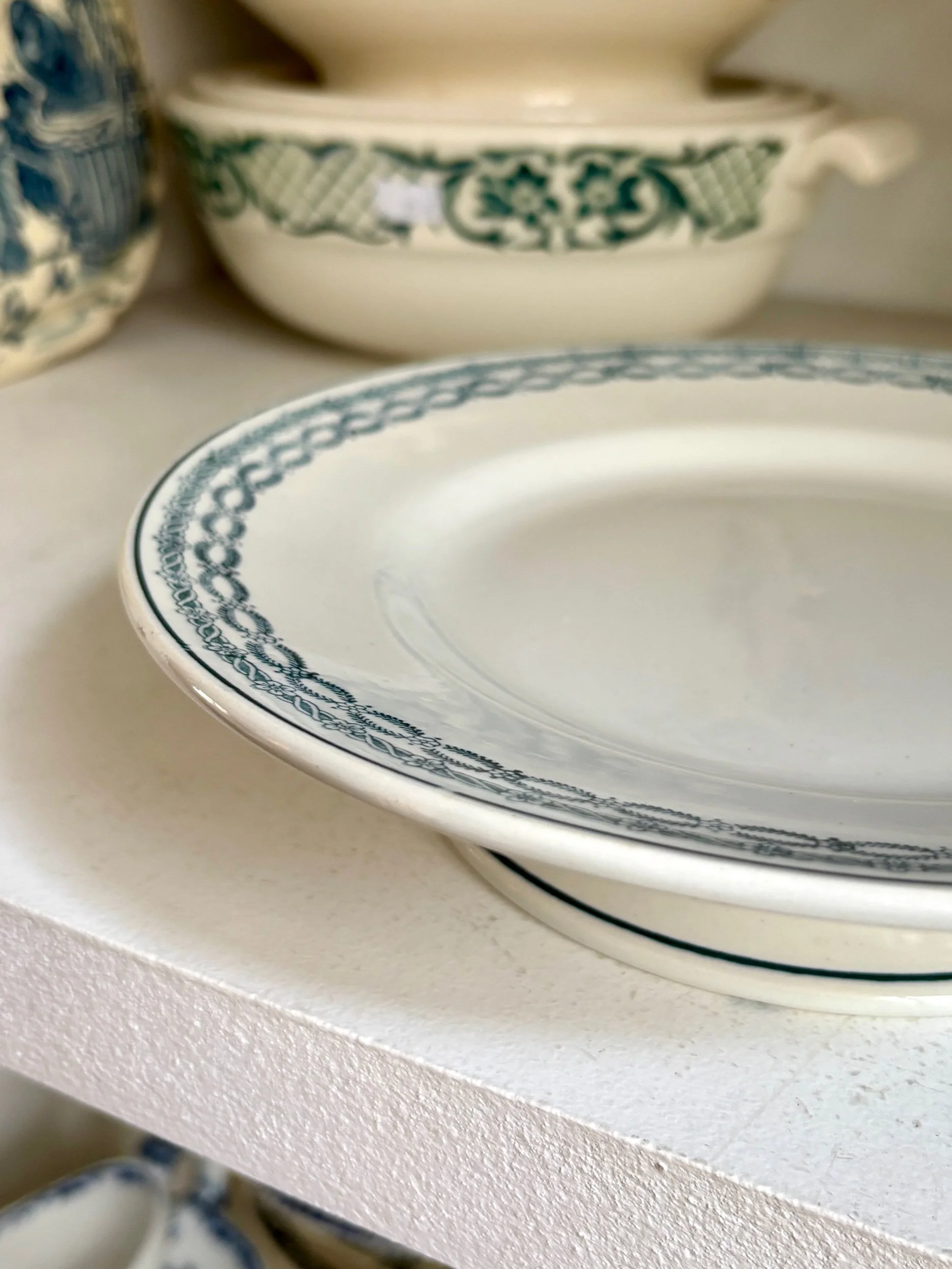 assiette-gateau-terre-de-fer-st-amand-blanc-bleu-vaisselle-vintage-axs-design-paris-france