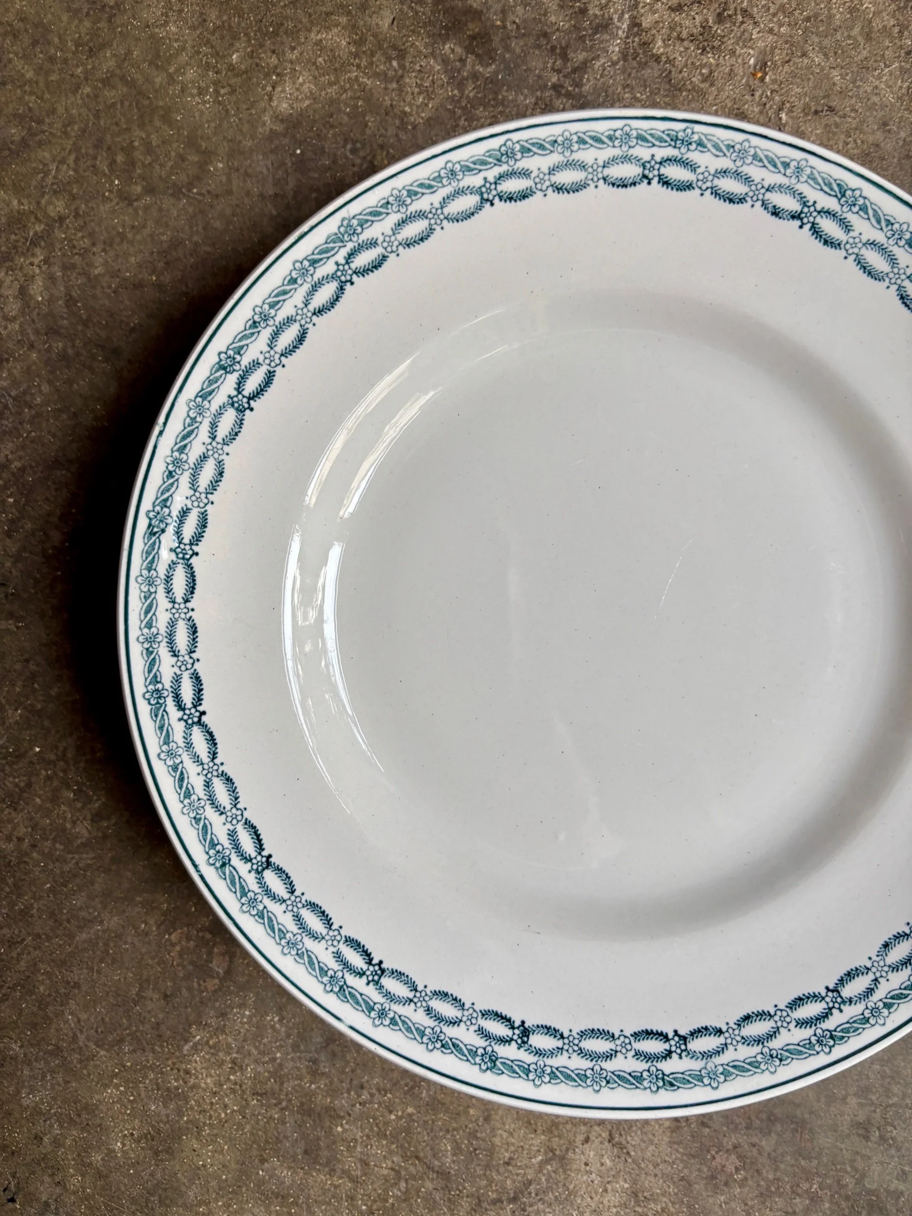 assiette-gateau-terre-de-fer-st-amand-blanc-bleu-vaisselle-vintage-axs-design-paris-france