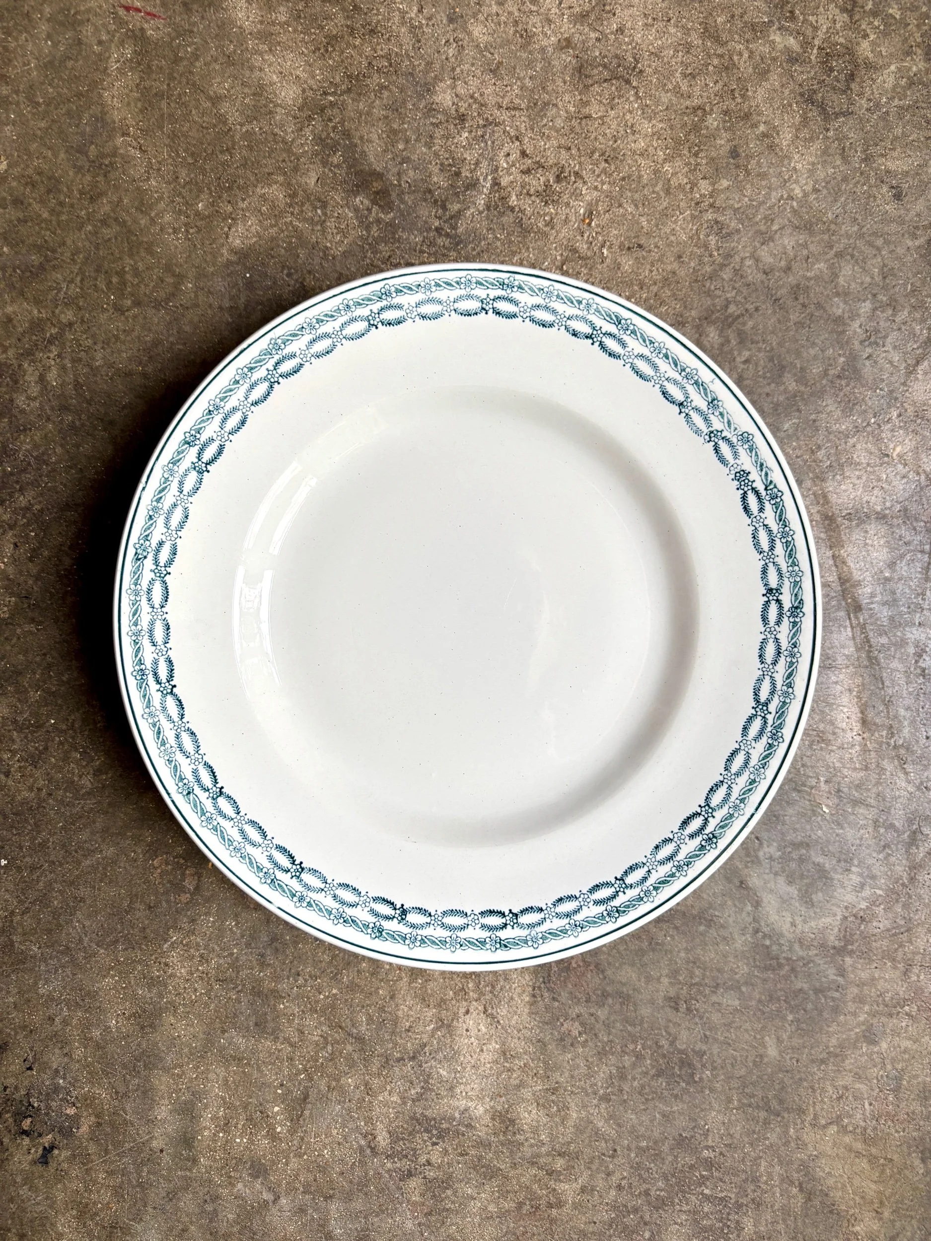 assiette-gateau-terre-de-fer-st-amand-blanc-bleu-vaisselle-vintage-axs-design-paris-france