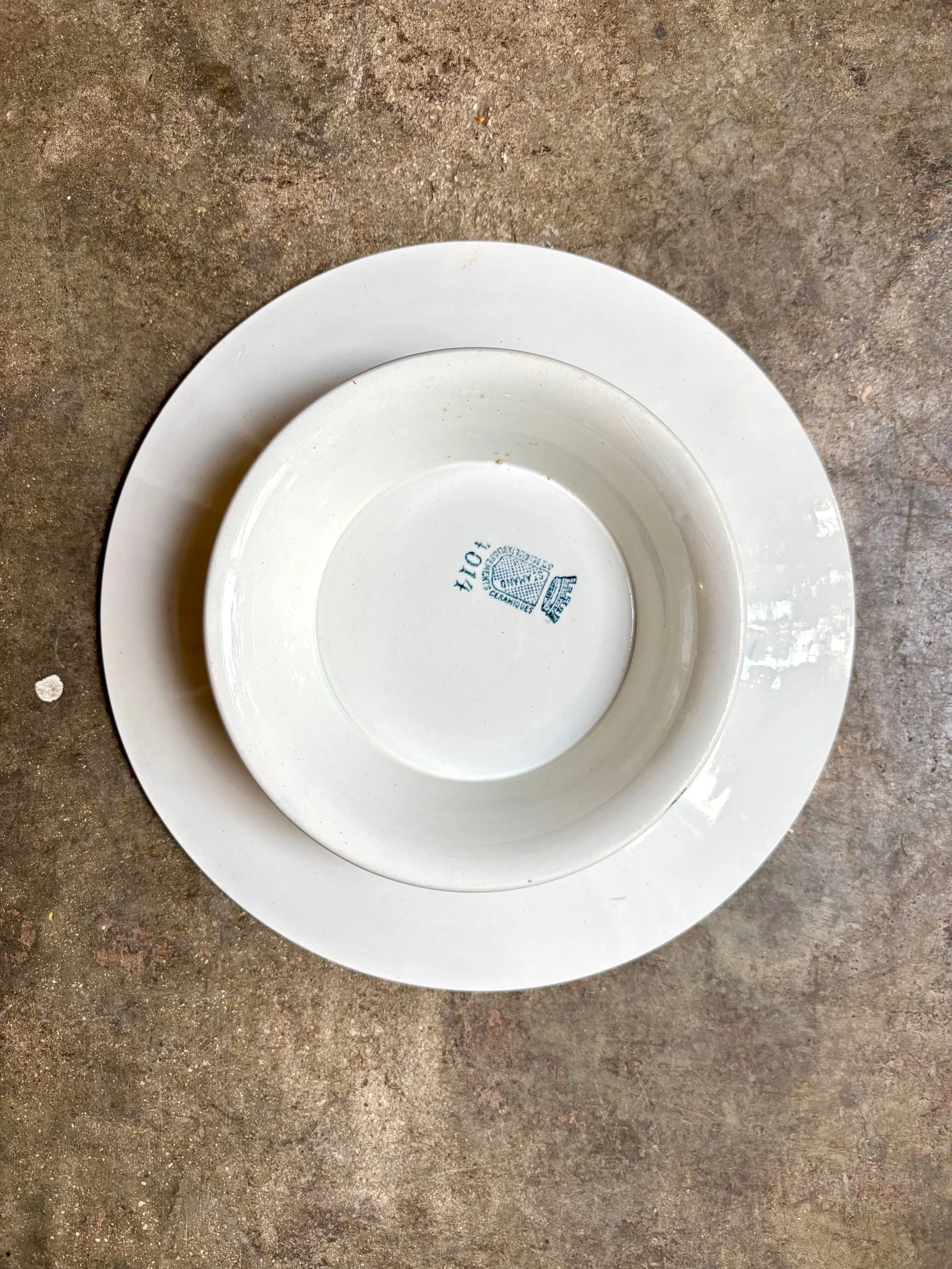 assiette-gateau-terre-de-fer-st-amand-blanc-bleu-vaisselle-vintage-axs-design-paris-france