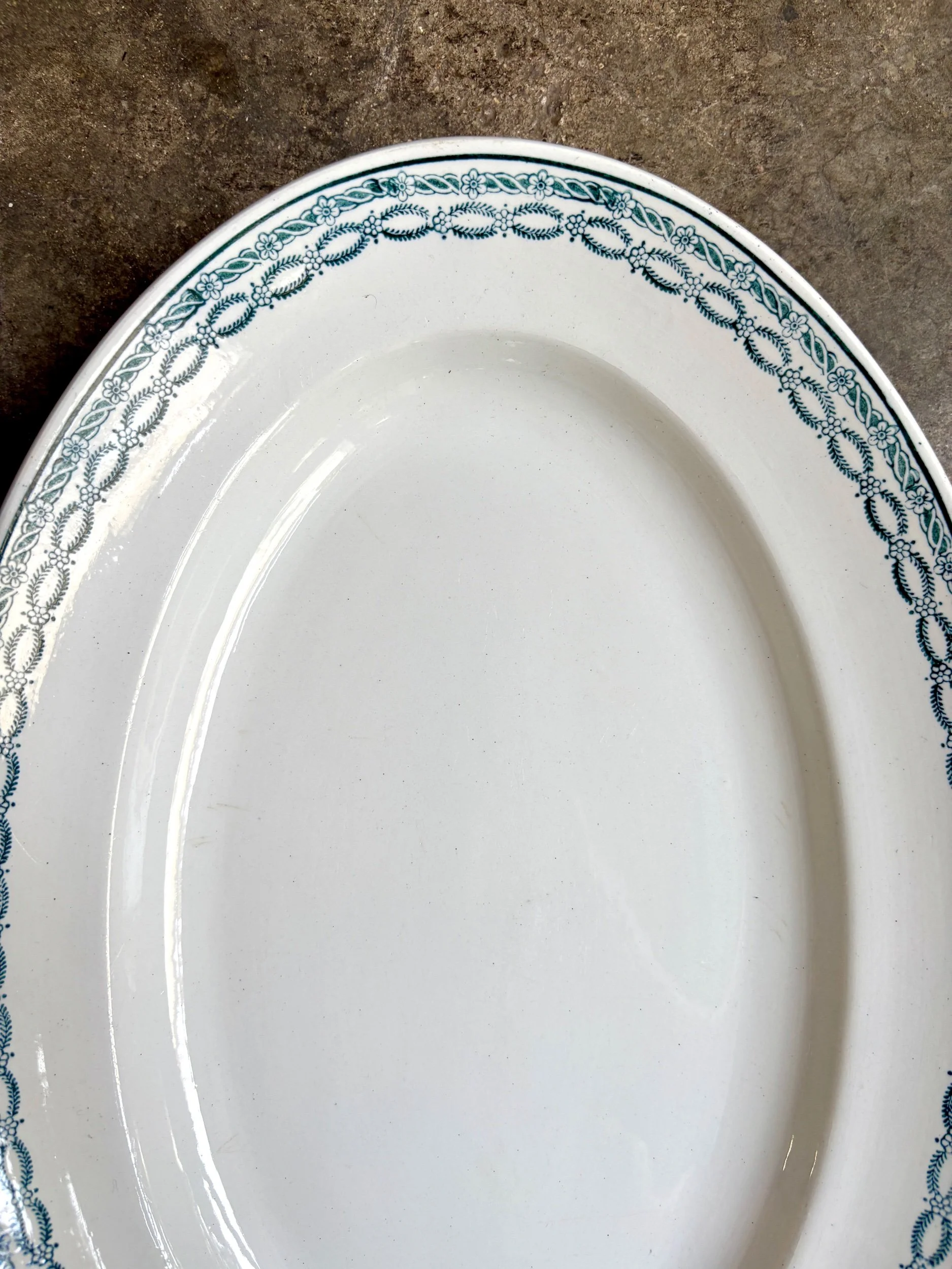 moyen-plat-ovale-terre-de-fer-blanc-bleu-st-amand-vaisselle-vintage-axs-design-paris-france
