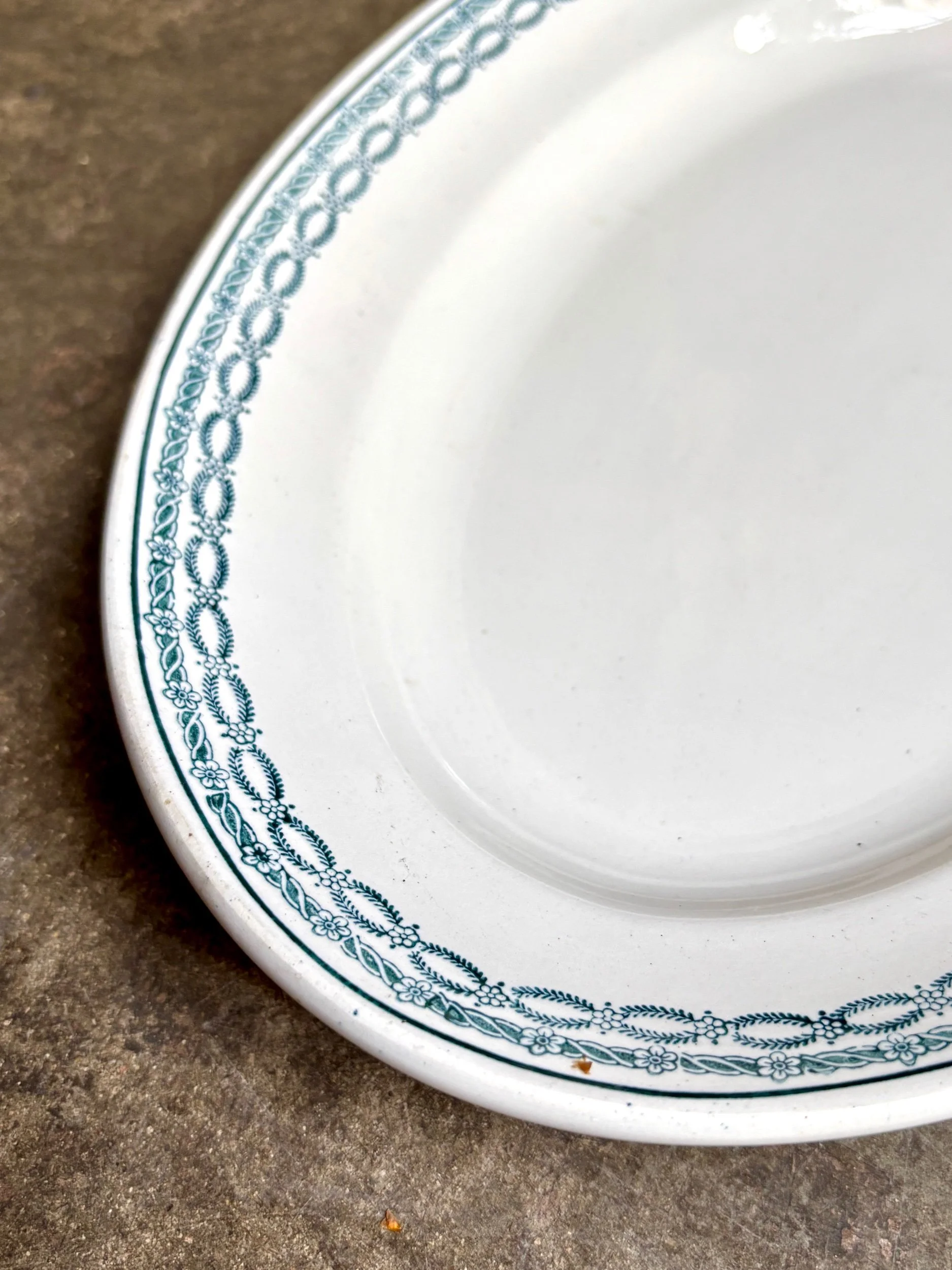 moyen-plat-ovale-terre-de-fer-blanc-bleu-st-amand-vaisselle-vintage-axs-design-paris-france