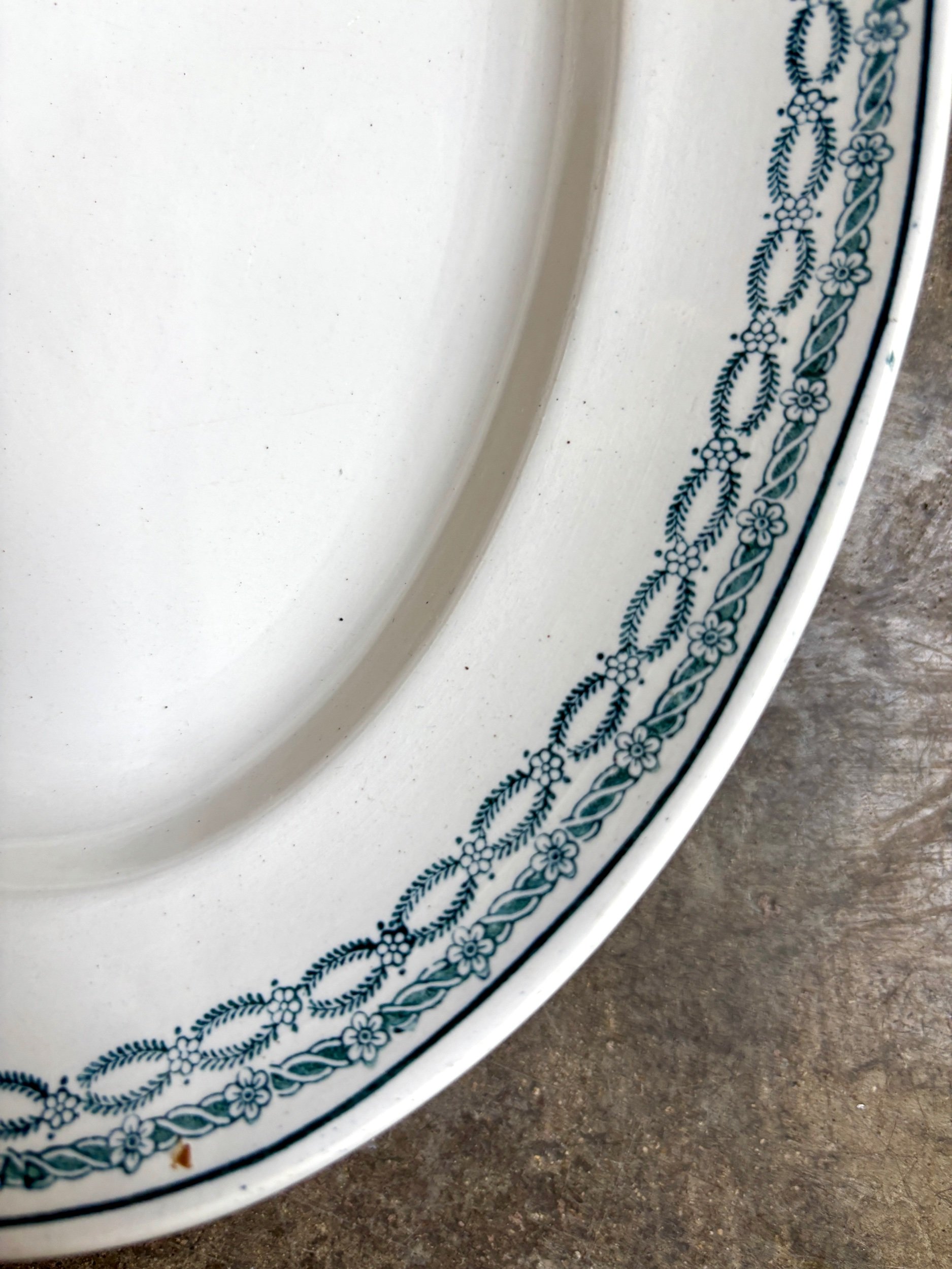 moyen-plat-ovale-terre-de-fer-blanc-bleu-st-amand-vaisselle-vintage-axs-design-paris-france