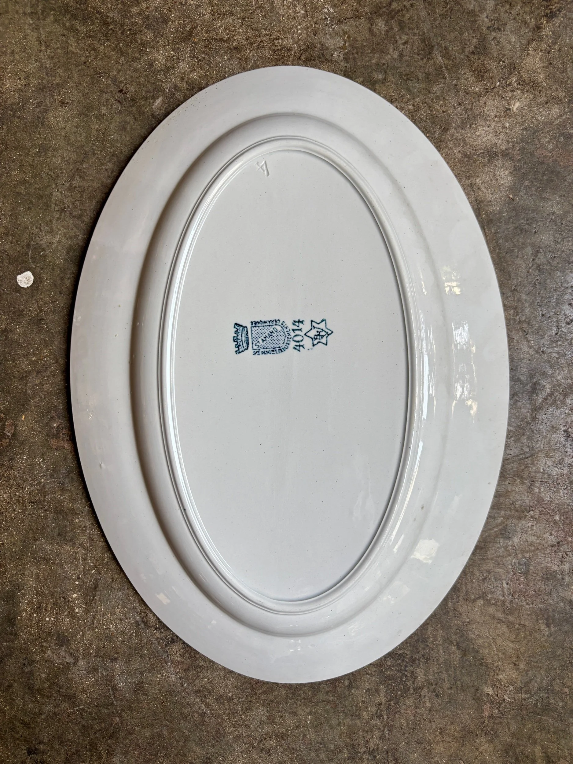 moyen-plat-ovale-terre-de-fer-blanc-bleu-st-amand-vaisselle-vintage-axs-design-paris-france