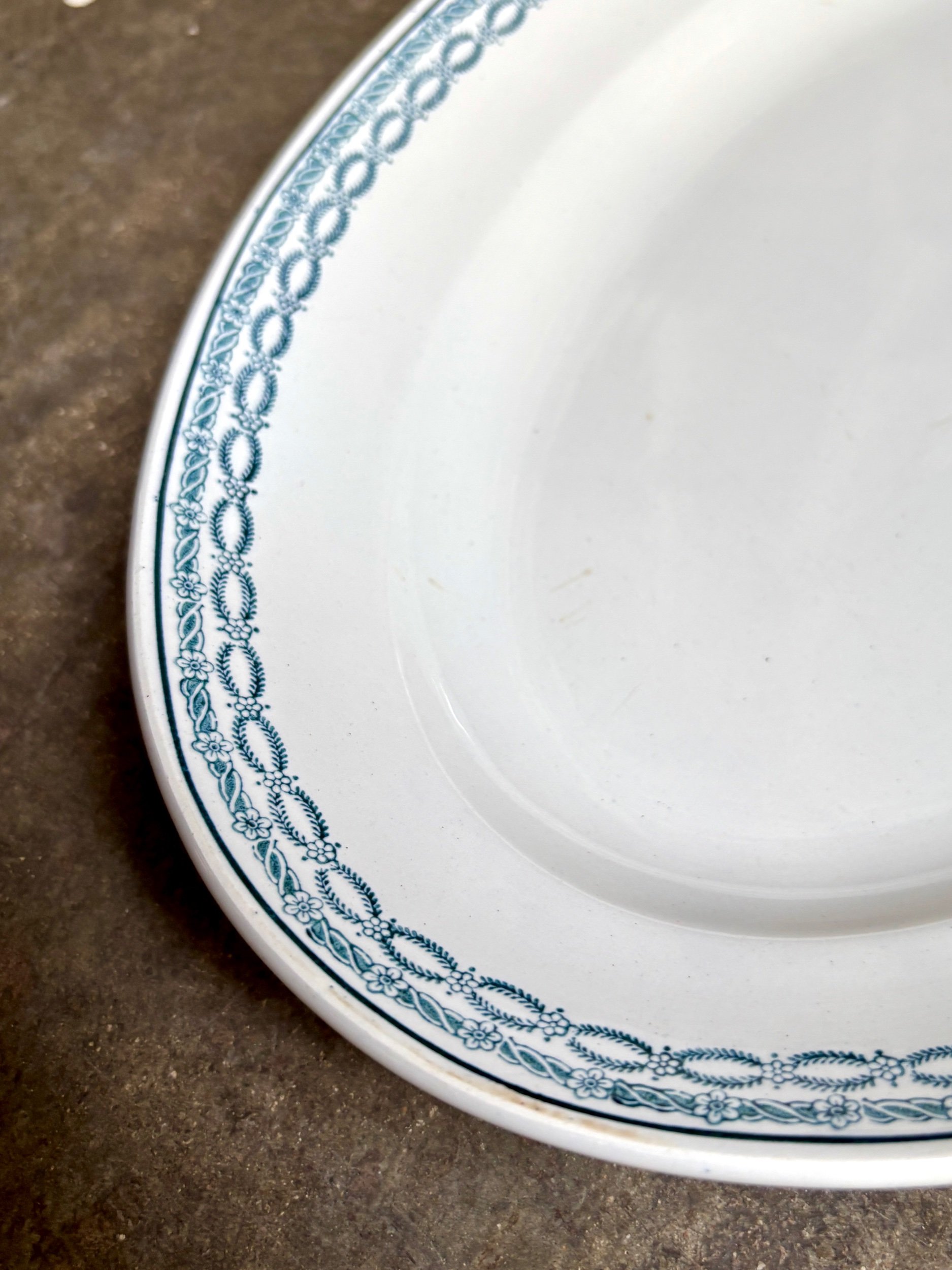 grand-plat-ovale-terre-de-fer-blanc-bleu-st-amand-vaisselle-vintage-axs-design-paris-france