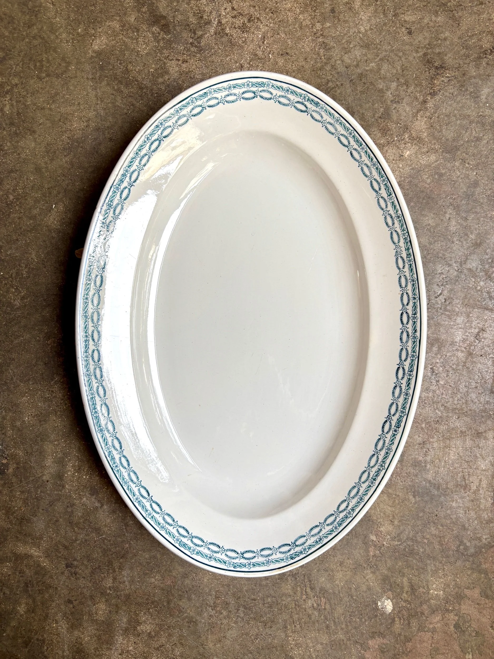 grand-plat-ovale-terre-de-fer-blanc-bleu-st-amand-vaisselle-vintage-axs-design-paris-france