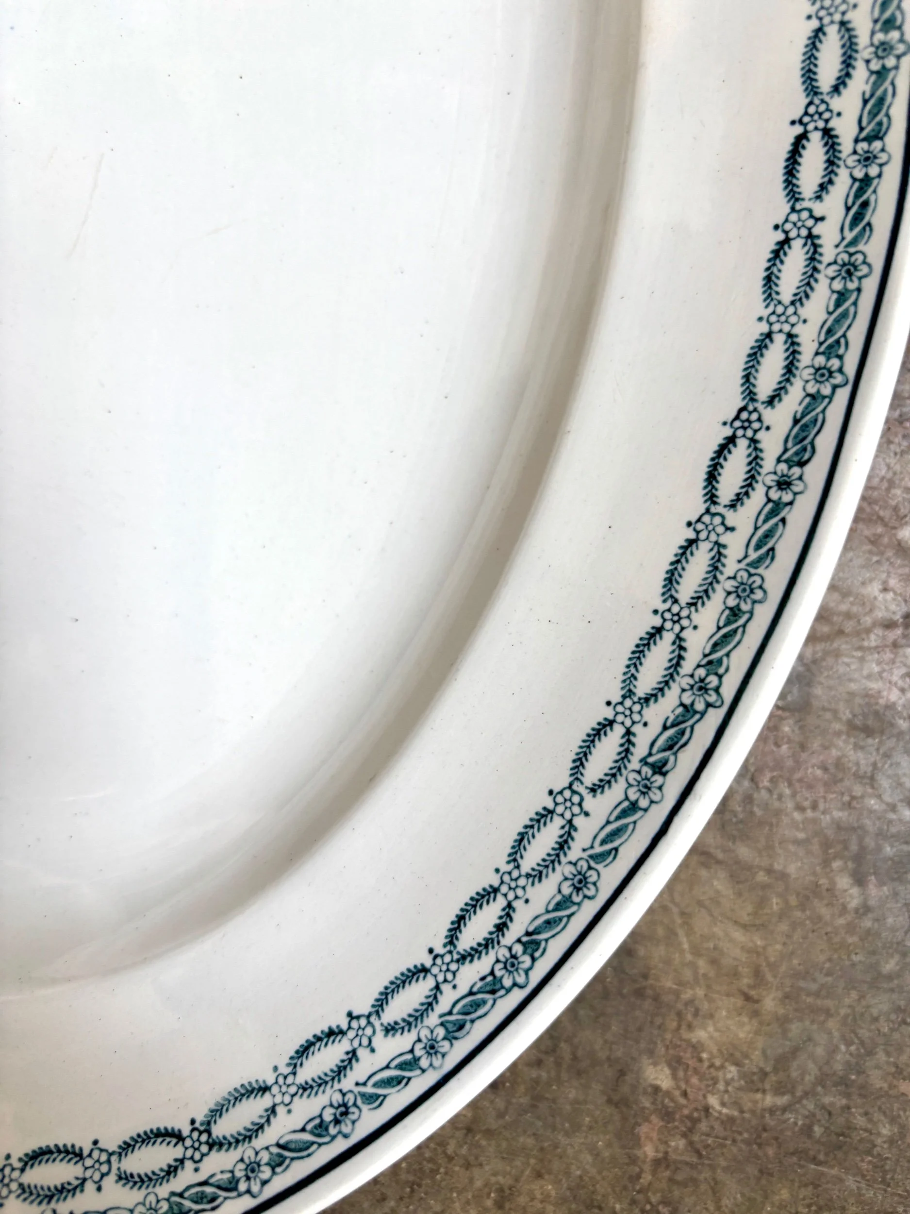 grand-plat-ovale-terre-de-fer-blanc-bleu-st-amand-vaisselle-vintage-axs-design-paris-france