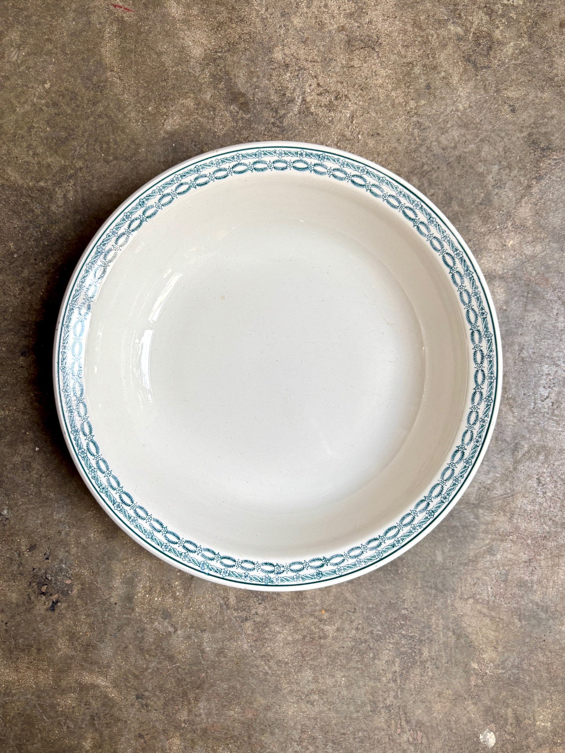 plat-rond-creux-terre-de-fer-blanc-bleu-st-amand-vaisselle-vintage-axs-design-paris-france