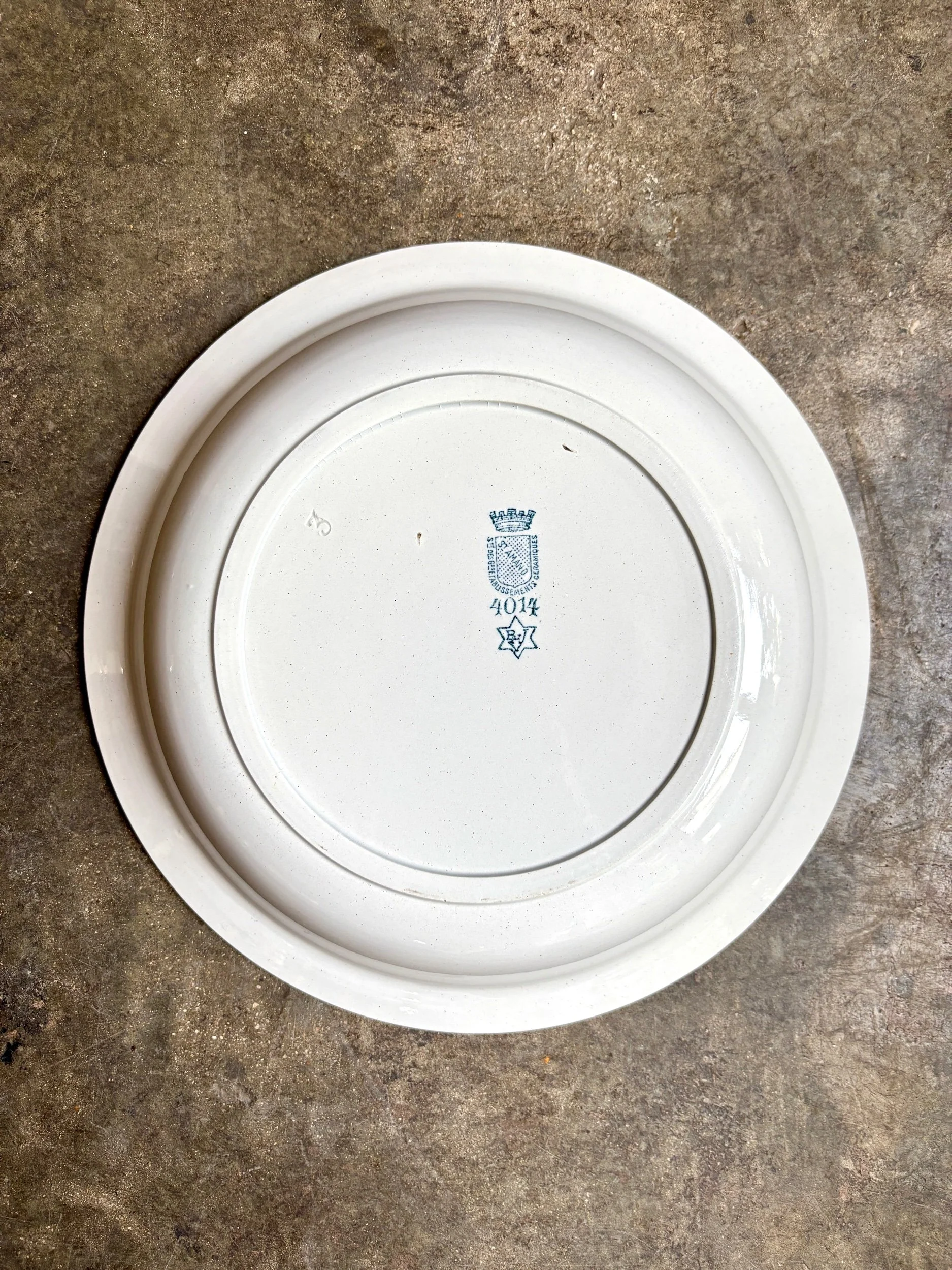 plat-rond-creux-terre-de-fer-blanc-bleu-st-amand-vaisselle-vintage-axs-design-paris-france