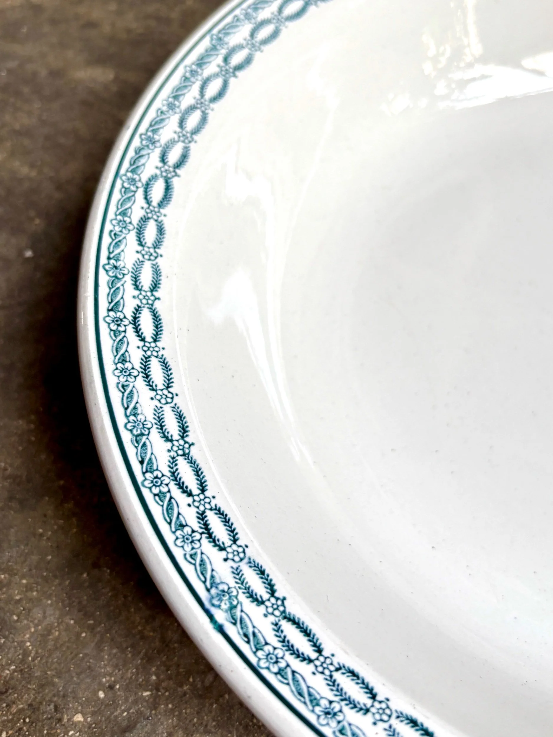 plat-rond-creux-terre-de-fer-blanc-bleu-st-amand-vaisselle-vintage-axs-design-paris-france
